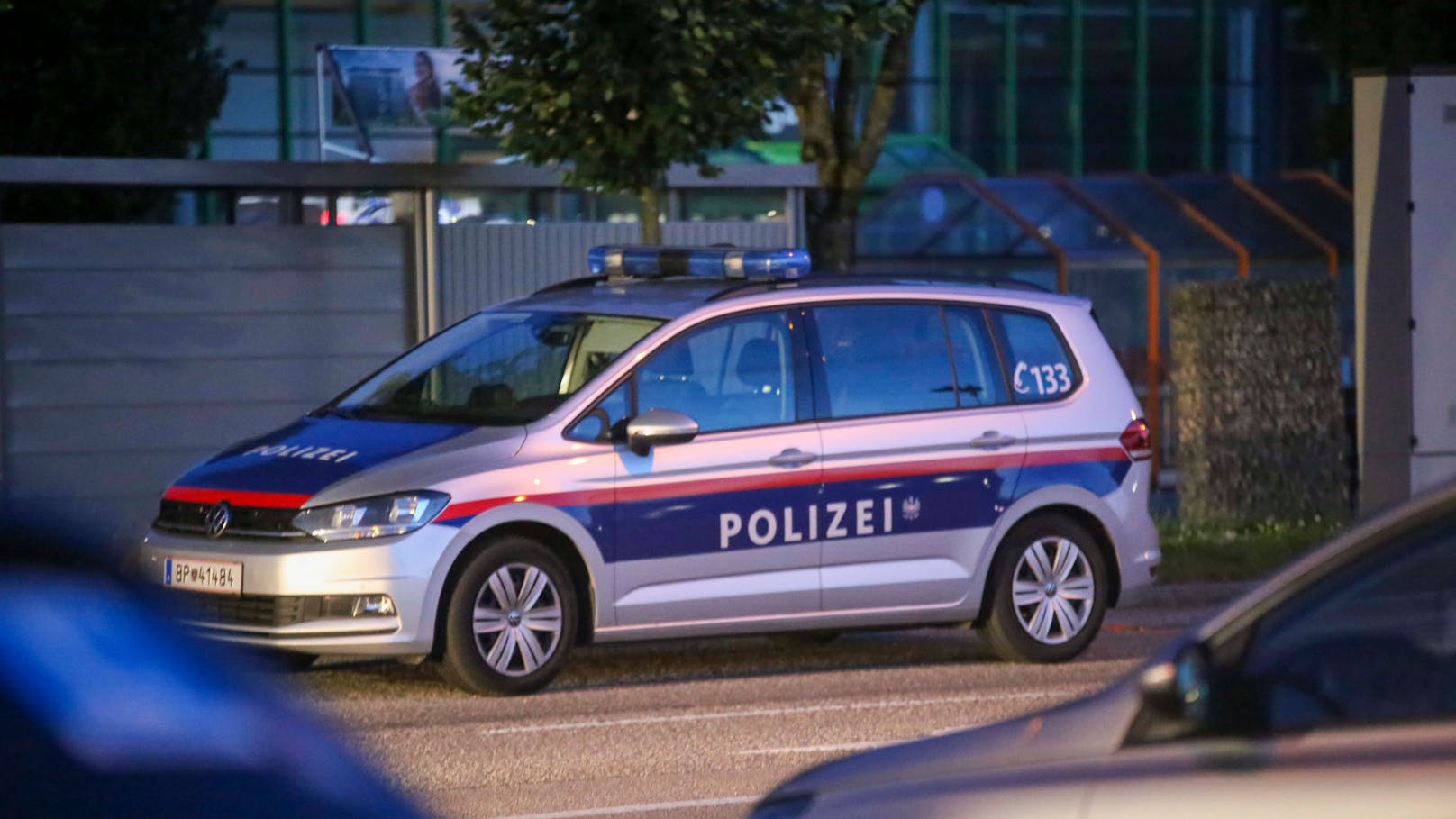 In Braunau am Inn ist es in der Nacht auf Mittwoch zu einem tragischen Verkehrsunfall gekommen. Ein Motorrad kollidierte aus unbekannter Ursache mit einem Pkw. Der Biker kam bei dem Unfall ums Leben.