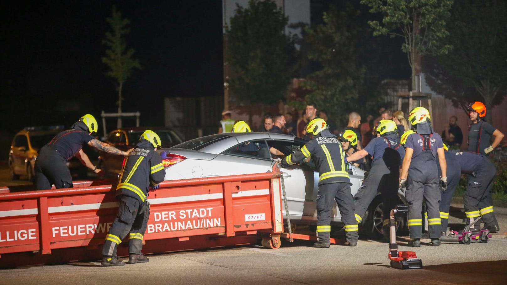 In Braunau am Inn ist es in der Nacht auf Mittwoch zu einem tragischen Verkehrsunfall gekommen. Ein Motorrad kollidierte aus unbekannter Ursache mit einem Pkw. Der Biker kam bei dem Unfall ums Leben.