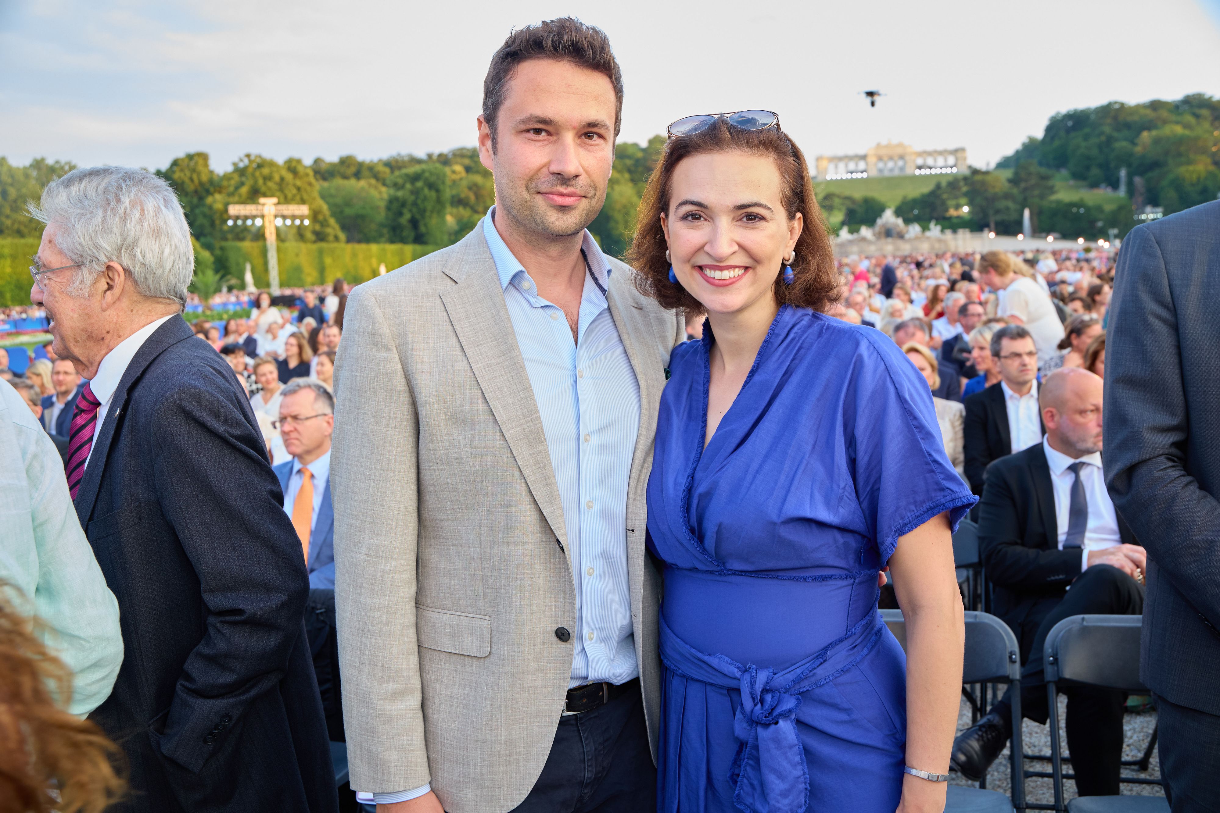 Justizministerin Alma Zadić und ihr Mann beim Sommernachtskonzert. Sie erwarten demnächst ihr zweites Kind.