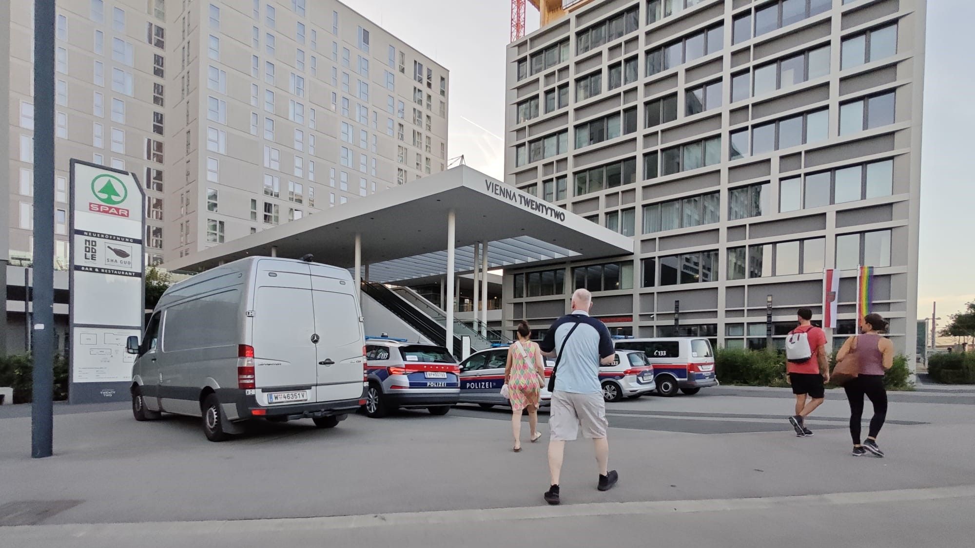 Mehrere Polizeiautos befanden sich am Dienstag in der Wiener Donaustadt im Einsatz.