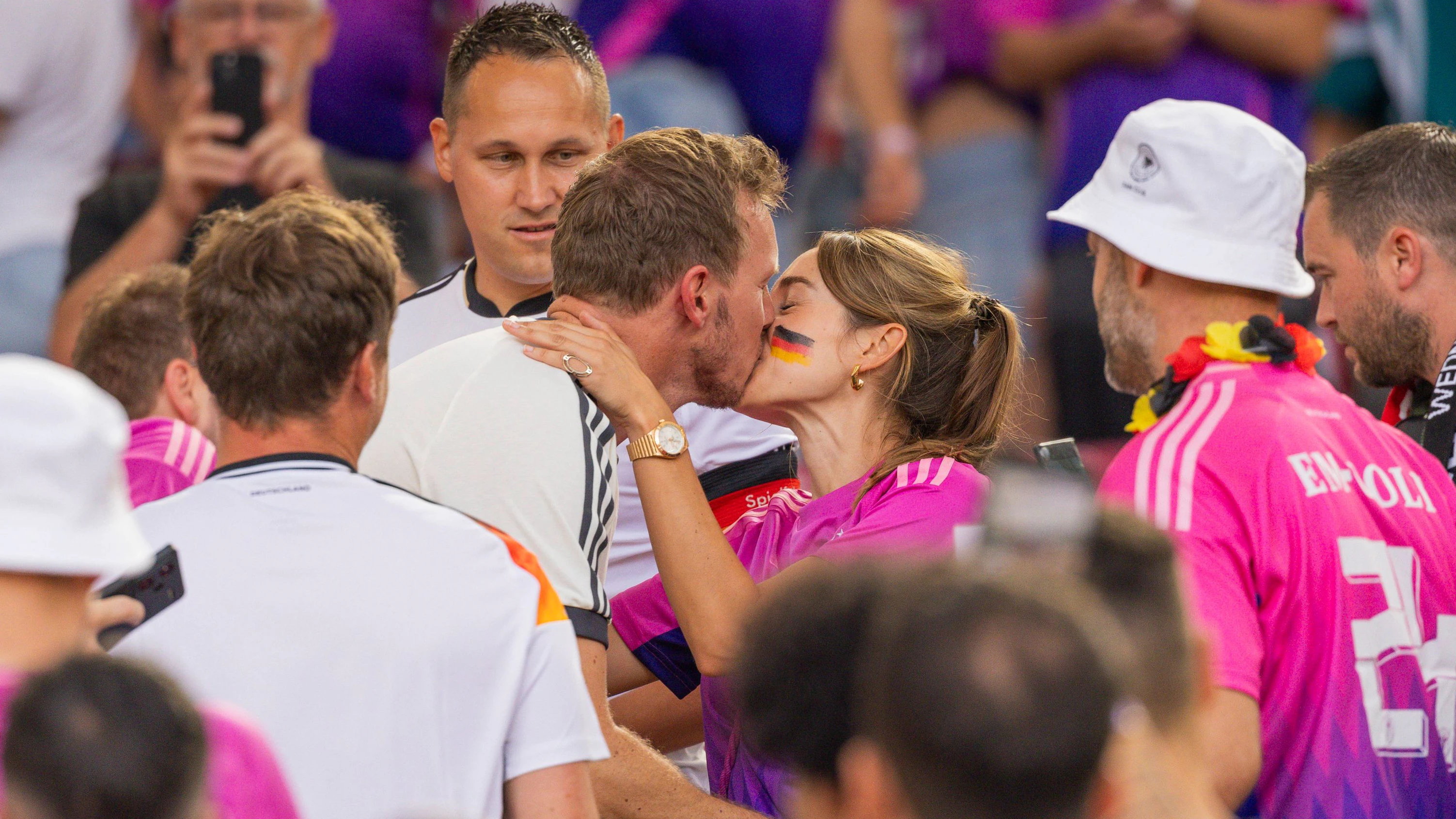 Freundin Lena knutscht Bundestrainer Julian Nagelsmann