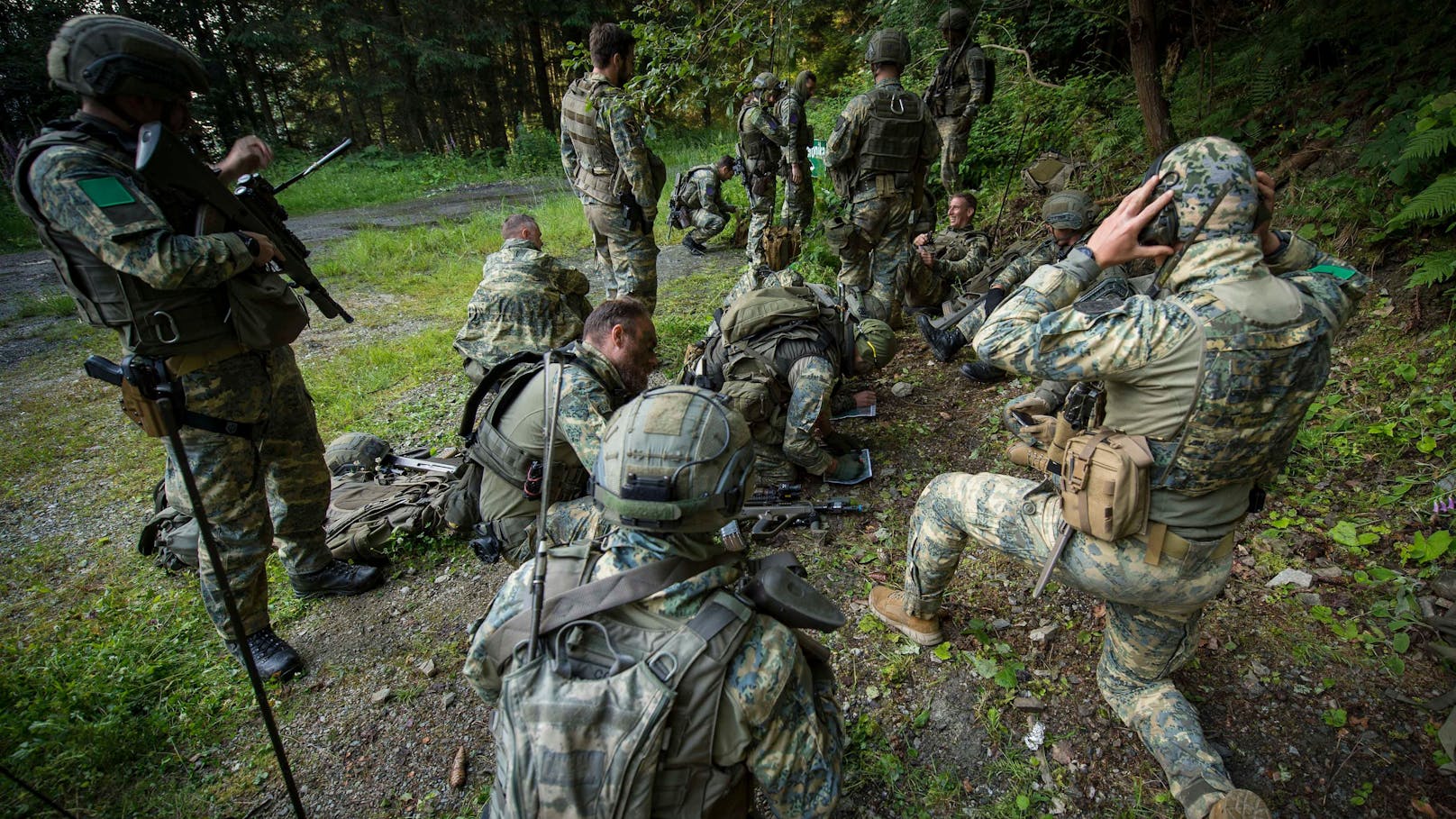 Lagebesprechung im Gefecht – das Jägerbataillon 25 vor einem Angriff.