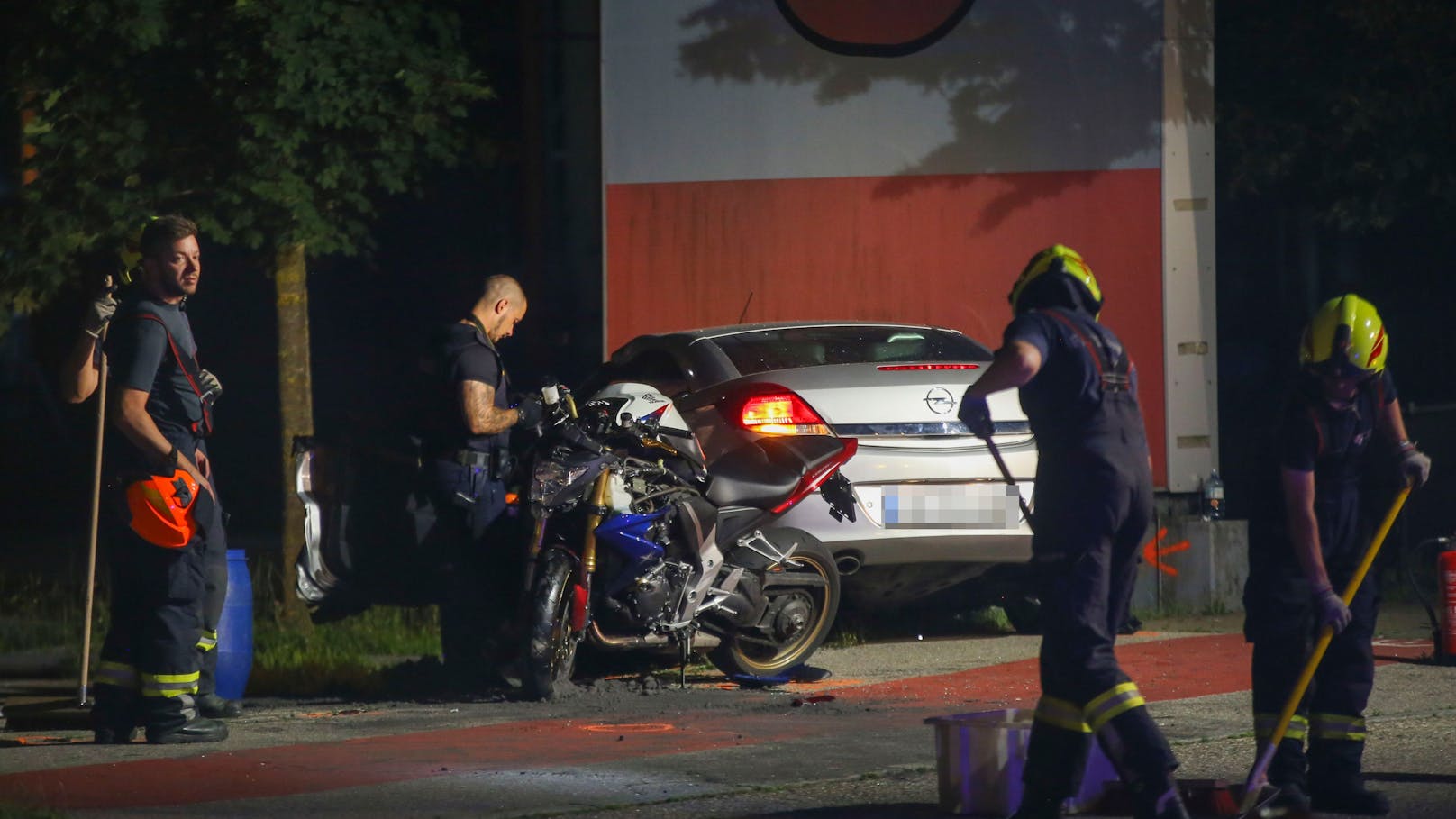 Biker hat bei Crash mit Auto keine Chance – tot