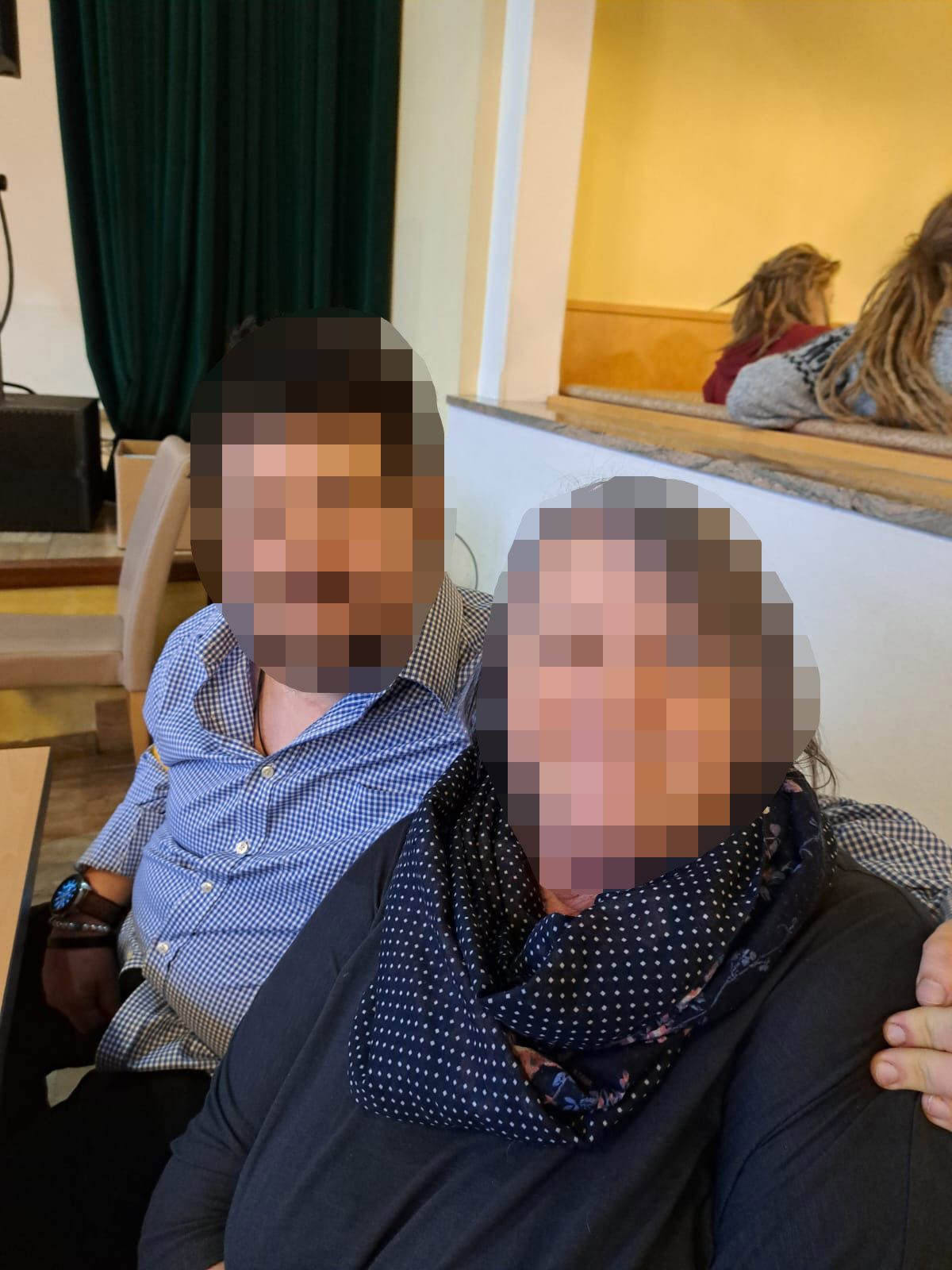 Wegen ihres herzkranken Sohnes (links) hatte Silvia Z. (rechts) schon viel Erfahrung mit Ärzten. Auf der Suche nach medizinischer Behandlung für ihrer Mutter verzweifelte sie nun.