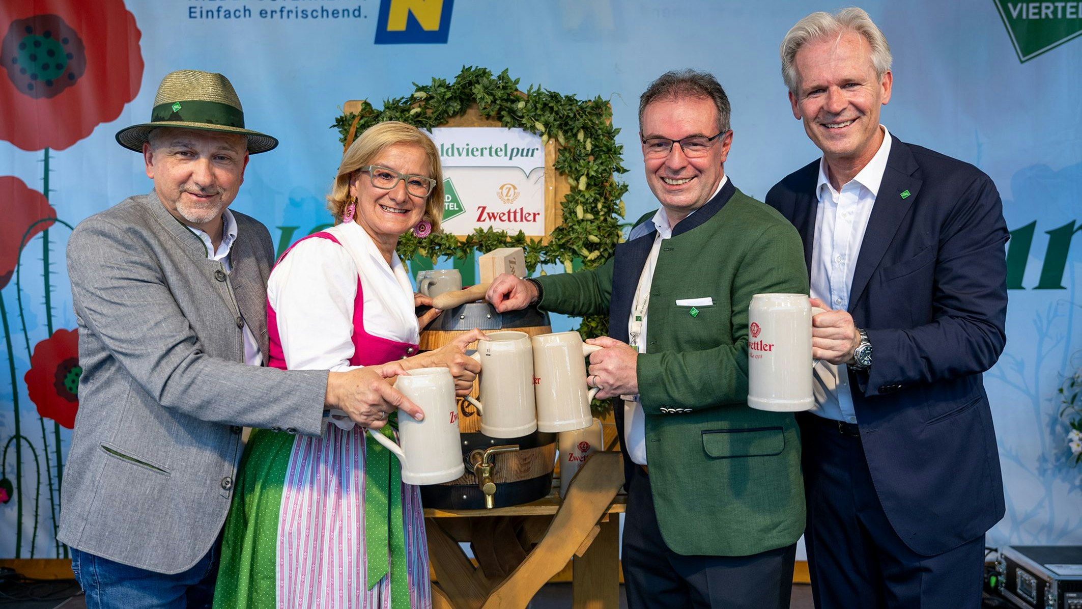 "O'zapft is"! Waldviertel-Tourismus-Aufsichtsratsvorsitzender Fritz Weber, Landeschefin Johanna Mikl-Leitner, Waldviertel-Tourismus-Chef Tom Bauer und Karl Schwarz von der Zwettler Brauerei (vo. li.).