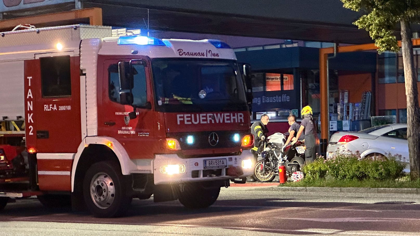 In Braunau am Inn ist es in der Nacht auf Mittwoch zu einem tragischen Verkehrsunfall gekommen. Ein Motorrad kollidierte aus unbekannter Ursache mit einem Pkw. Der Biker kam bei dem Unfall ums Leben.