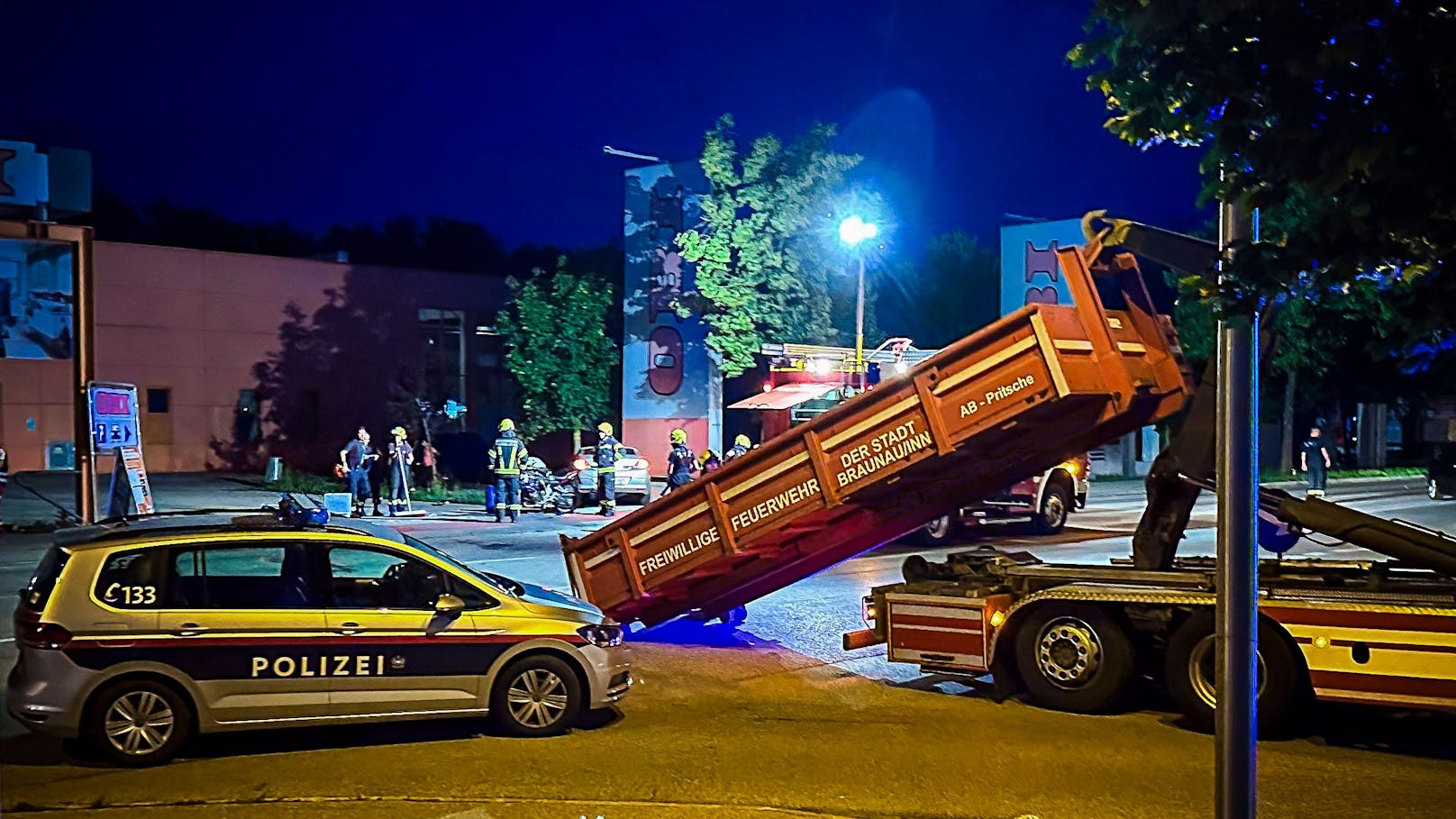 In Braunau am Inn ist es in der Nacht auf Mittwoch zu einem tragischen Verkehrsunfall gekommen. Ein Motorrad kollidierte aus unbekannter Ursache mit einem Pkw. Der Biker kam bei dem Unfall ums Leben.