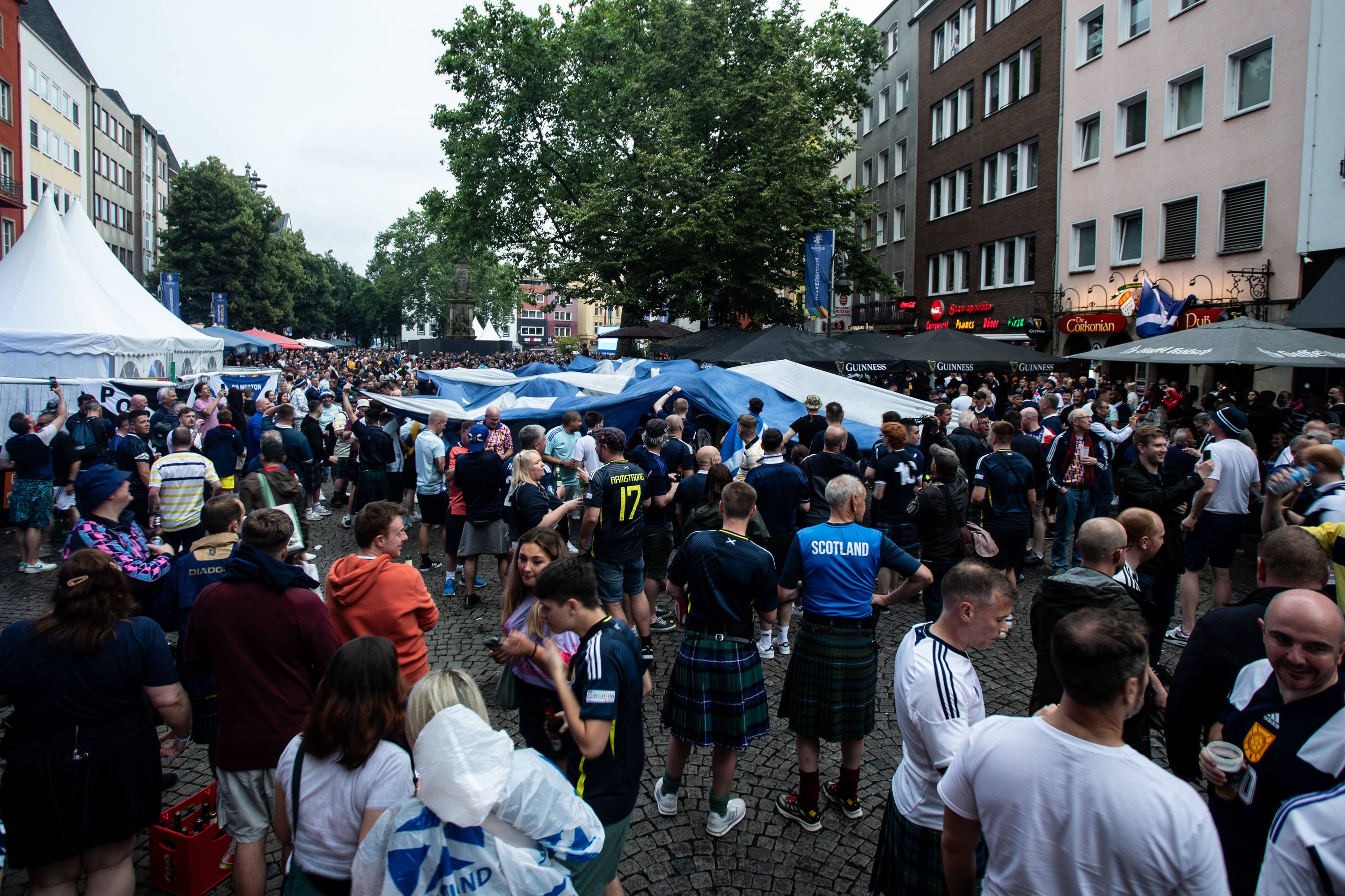 Drei Tage nach dem Eröffnungsspiel gegen Deutschland starb der Schottland Fan.