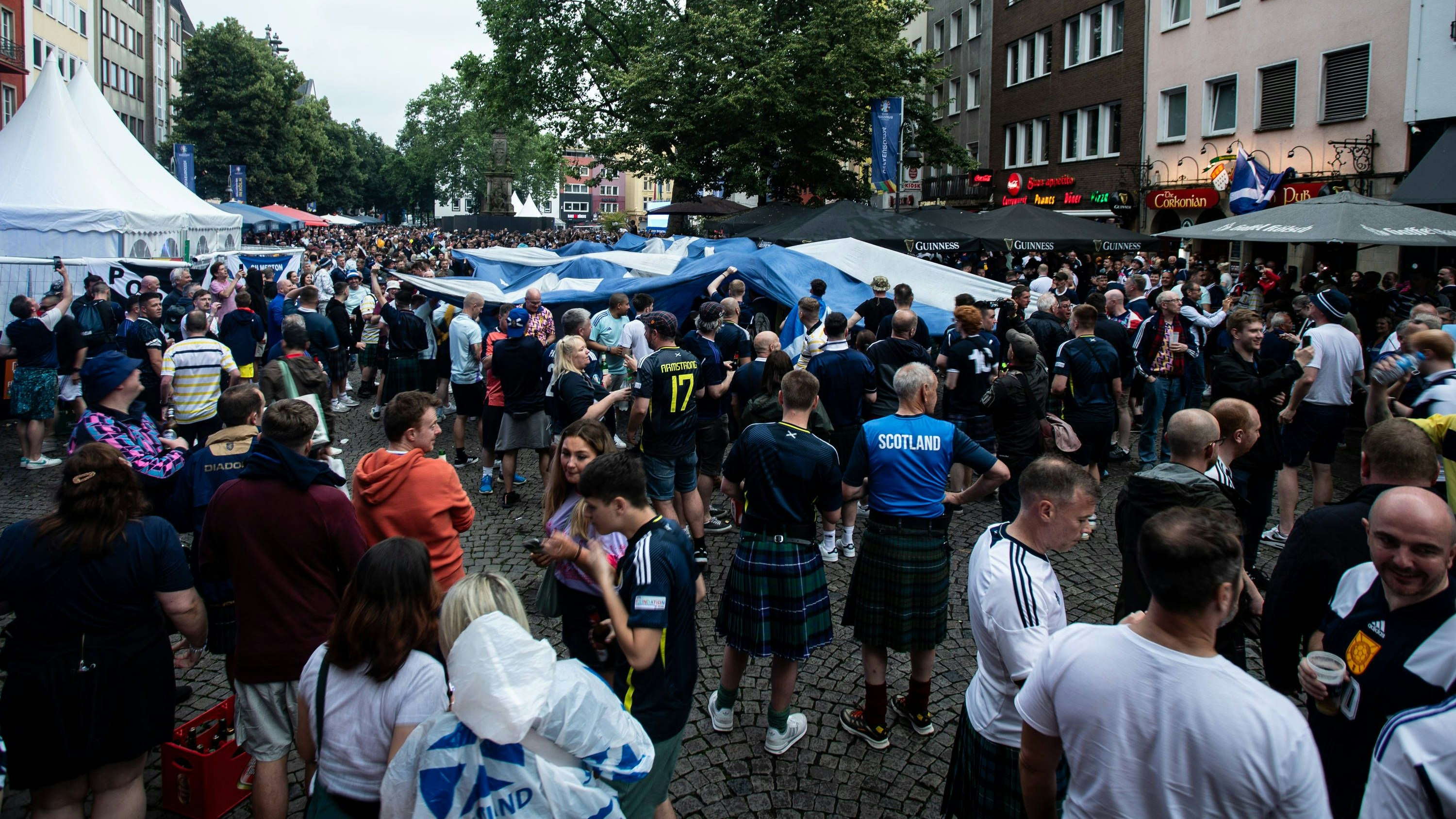 Drei Tage nach dem Eröffnungsspiel gegen Deutschland starb der Schottland Fan.