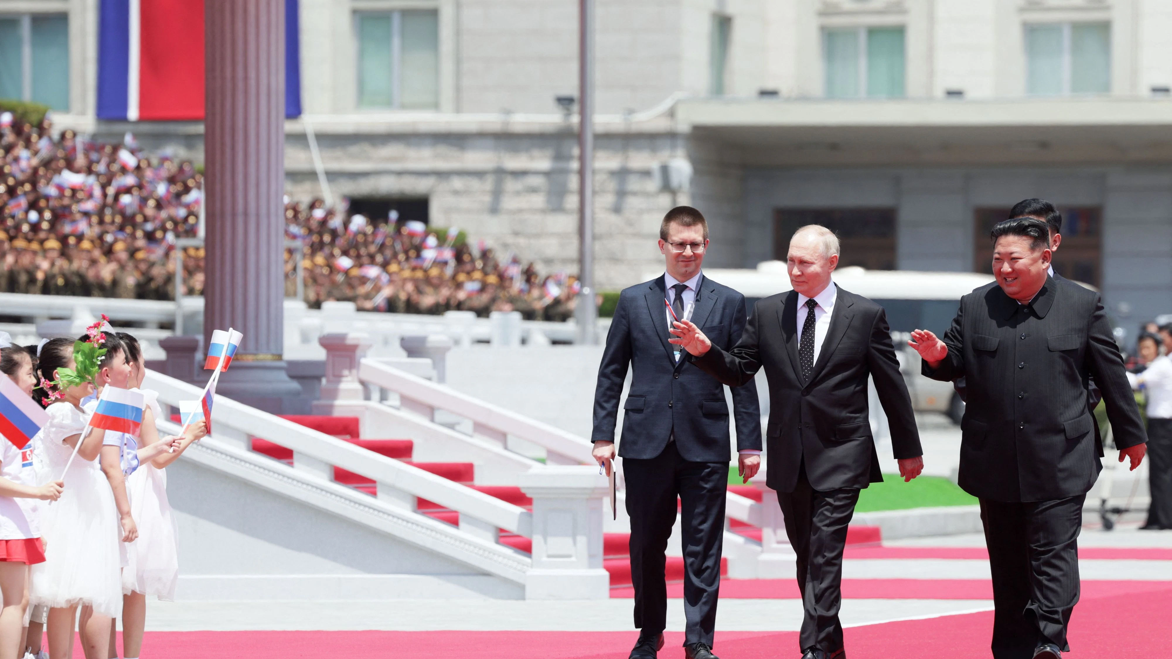 Download von www.picturedesk.com am 19.06.2024 (09:44).  In this pool photograph distributed by the Russian state agency Sputnik, Russia's President Vladimir Putin (C) and North Korea's leader Kim Jong Un (R) attend a welcoming ceremony at Kim Il Sung Square in Pyongyang on June 19, 2024. Putin enjoyed a red carpet welcome, a military ceremony and an embrace from North Korea's Kim Jong Un during a state visit to Pyongyang where they both pledged to forge closer ties. (Photo by Gavriil GRIGOROV / POOL / AFP) / -- Editor's note : this image is distributed by the Russian state owned agency Sputnik -- - 20240619_PD1281 - Rechteinfo: Rights Managed (RM) Nur für redaktionelle Nutzung! Werbliche Nutzung erfordert Freigabe: bitte schicken Sie uns eine Anfrage.