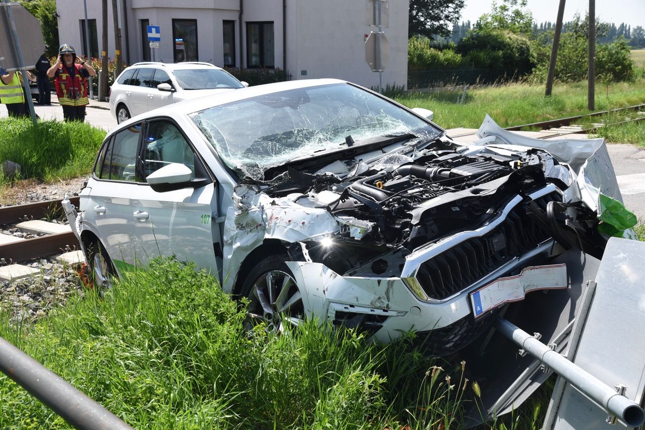 Pkw krachte in Möllersdorf gegen Zug