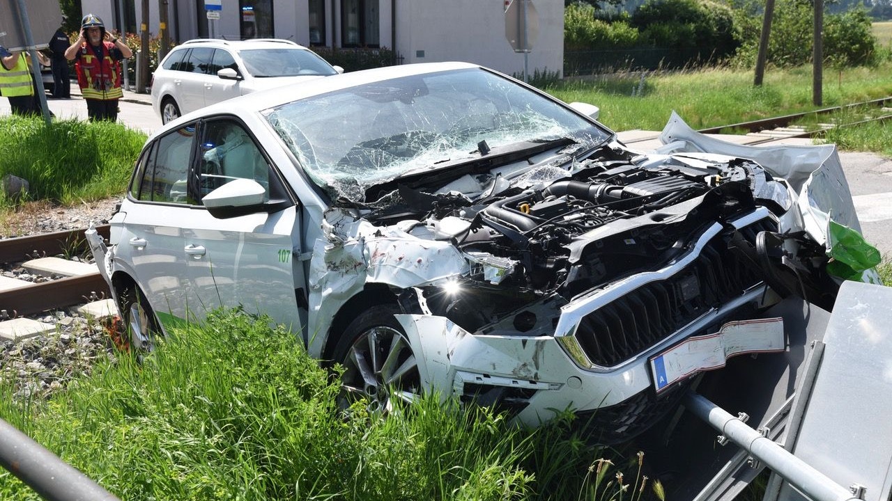 Pkw krachte in Möllersdorf gegen Zug