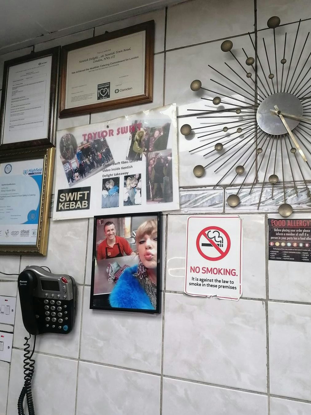 Im Restaurant hängt auch ein Selfie des Popstars von einem seiner Besuche.