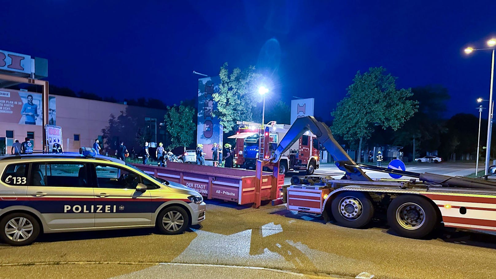 In Braunau am Inn ist es in der Nacht auf Mittwoch zu einem tragischen Verkehrsunfall gekommen. Ein Motorrad kollidierte aus unbekannter Ursache mit einem Pkw. Der Biker kam bei dem Unfall ums Leben.