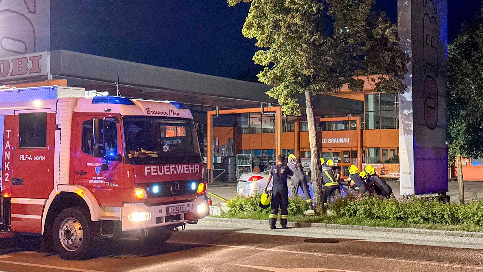 In Braunau am Inn ist es in der Nacht auf Mittwoch zu einem tragischen Verkehrsunfall gekommen. Ein Motorrad kollidierte aus unbekannter Ursache mit einem Pkw. Der Biker kam bei dem Unfall ums Leben.