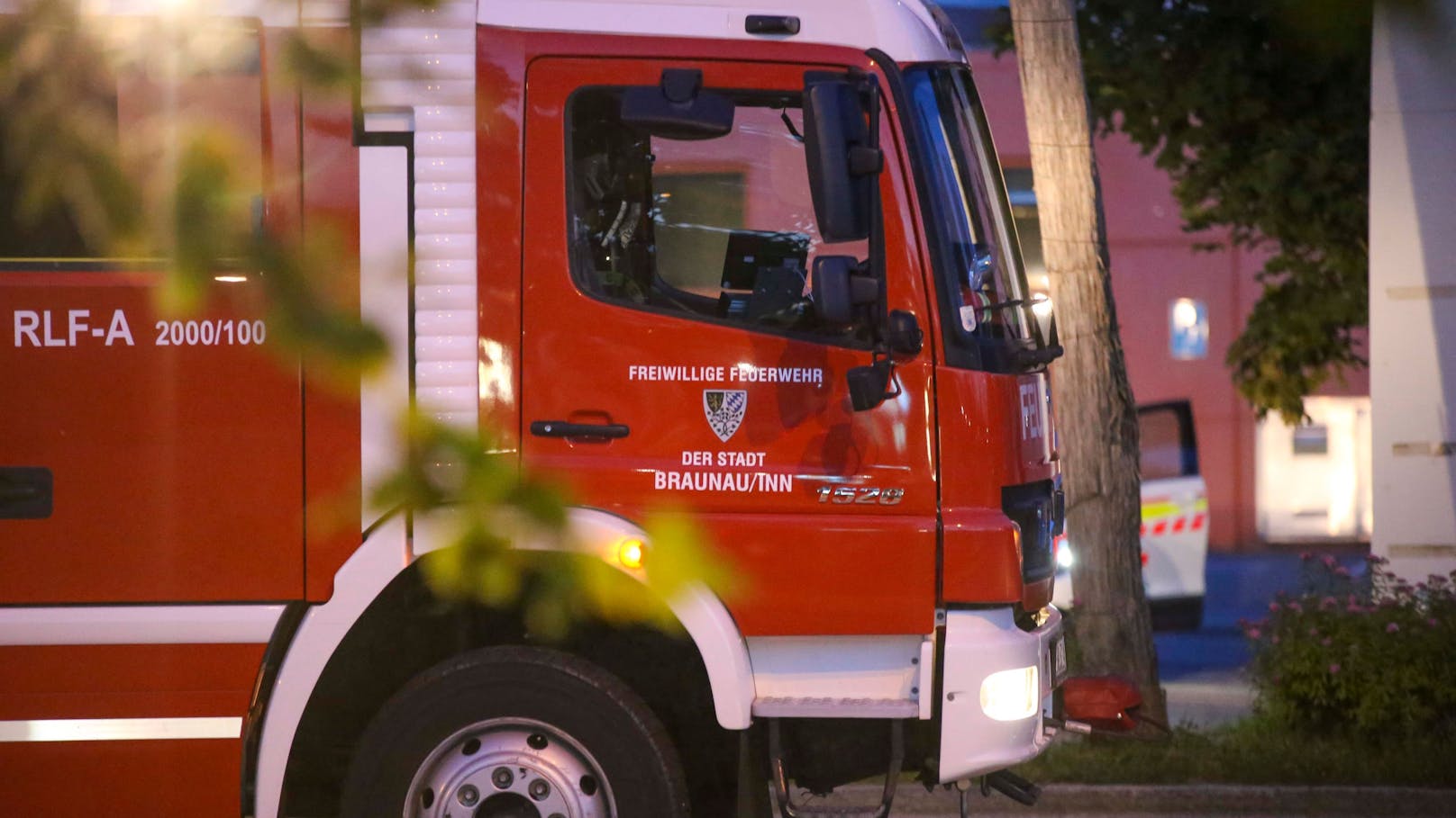 In Braunau am Inn ist es in der Nacht auf Mittwoch zu einem tragischen Verkehrsunfall gekommen. Ein Motorrad kollidierte aus unbekannter Ursache mit einem Pkw. Der Biker kam bei dem Unfall ums Leben.