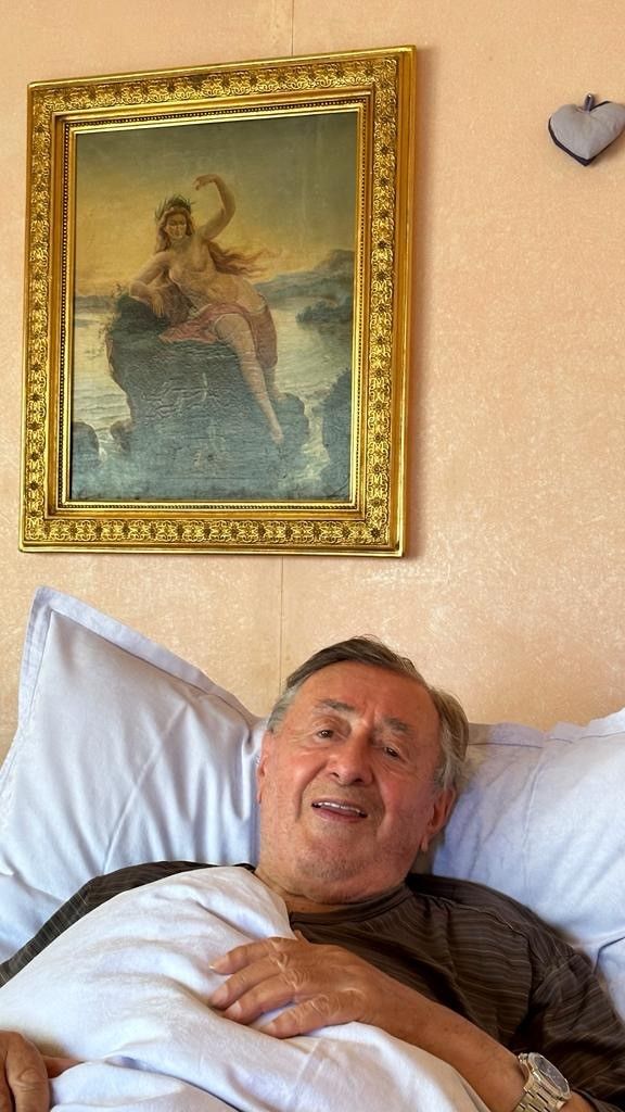 Richard Lugner liegt zu Hause in seiner Villa in Wien-Döbling flach.