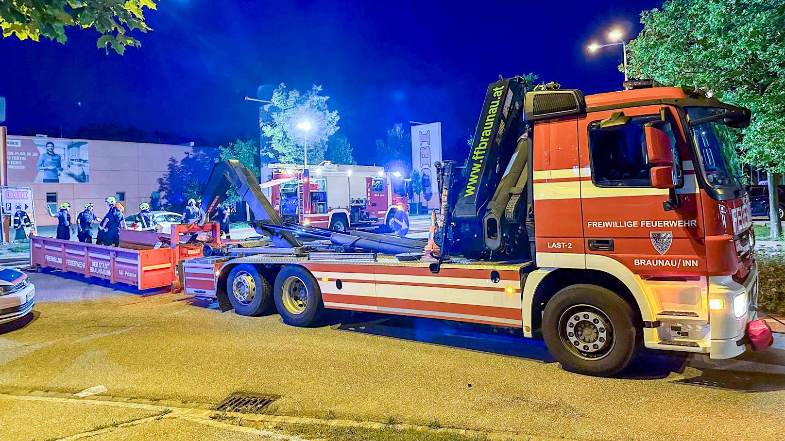 In Braunau am Inn ist es in der Nacht auf Mittwoch zu einem tragischen Verkehrsunfall gekommen. Ein Motorrad kollidierte aus unbekannter Ursache mit einem Pkw. Der Biker kam bei dem Unfall ums Leben.