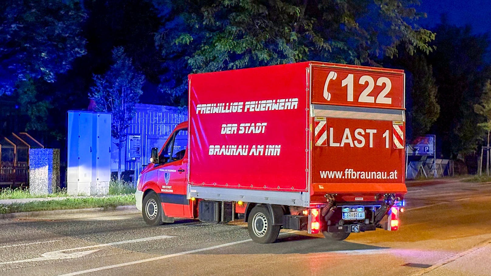 In Braunau am Inn ist es in der Nacht auf Mittwoch zu einem tragischen Verkehrsunfall gekommen. Ein Motorrad kollidierte aus unbekannter Ursache mit einem Pkw. Der Biker kam bei dem Unfall ums Leben.