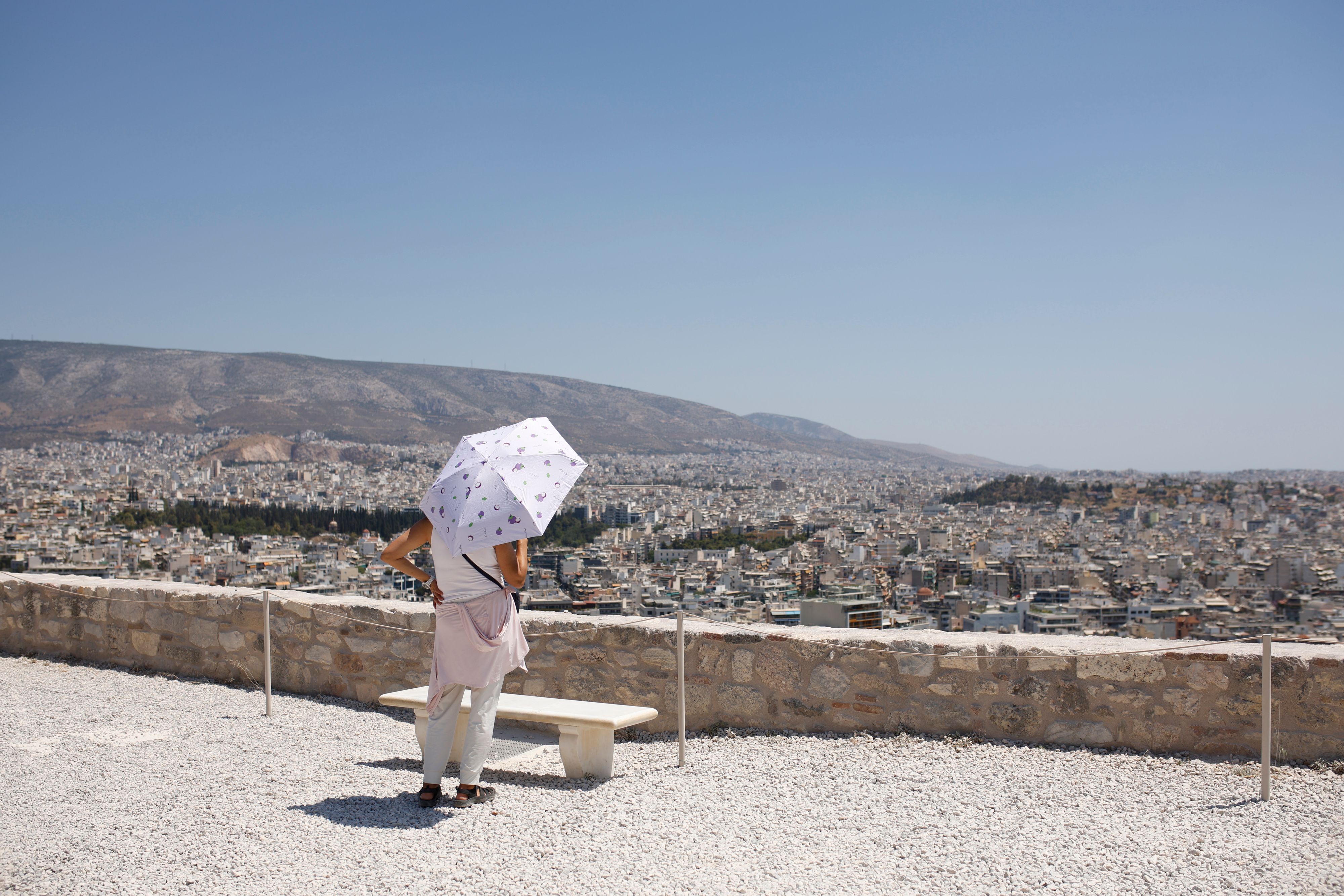 Touristen in Griechenland lassen sich trotz Hitzerekord nicht von Wanderungen und Sightseeing abhalten.