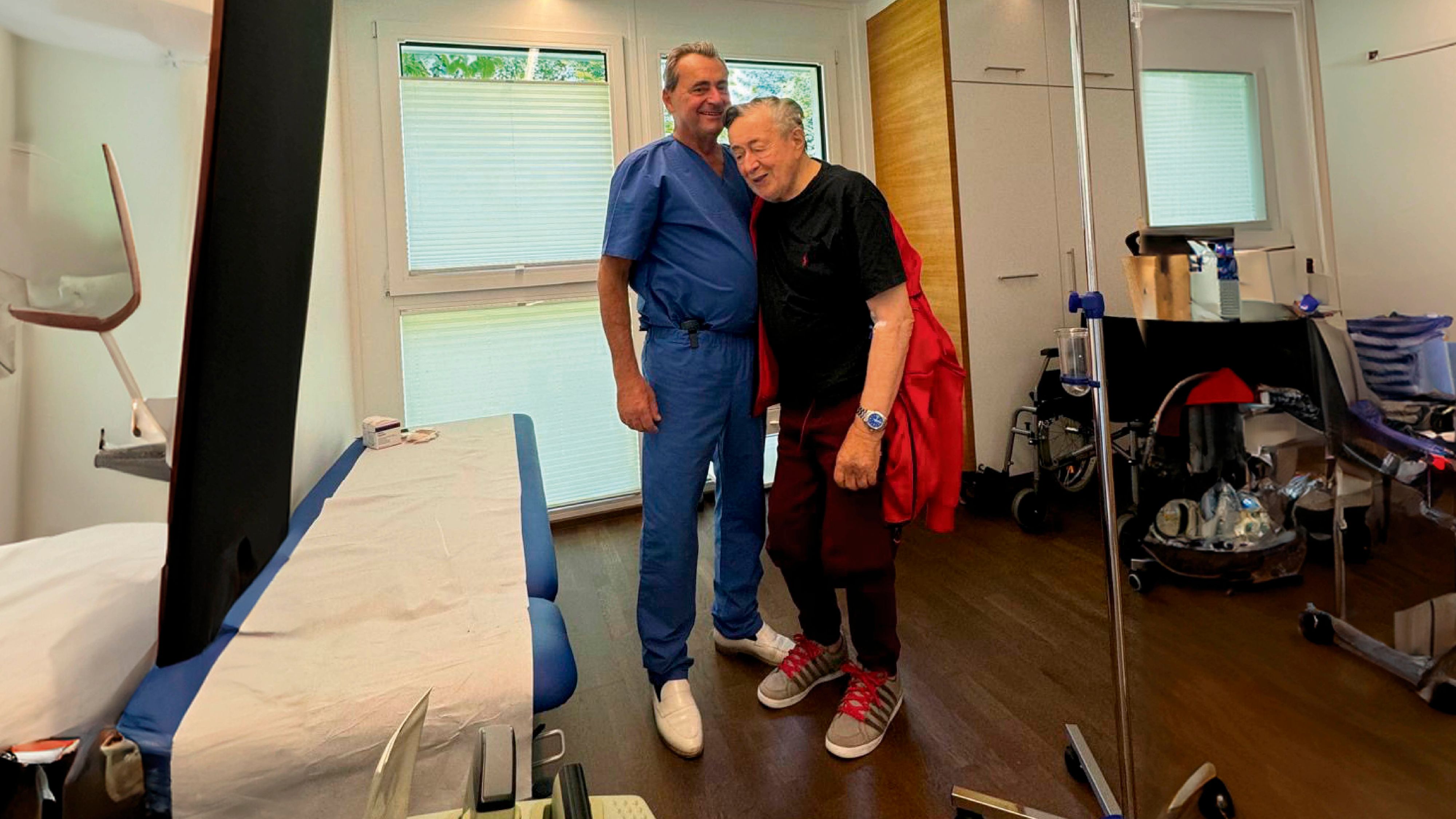 Richard Lugner knickt nach den Injektionen ein - sein Top-Arzt, Michael Zimpfer muss ihn stützen 