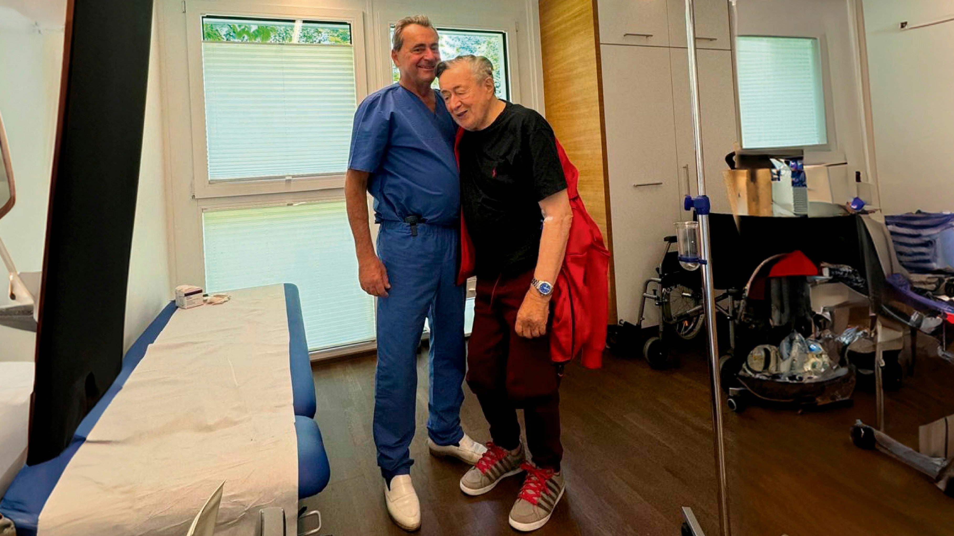 Richard Lugner knickt nach den Injektionen ein - sein Top-Arzt, Michael Zimpfer muss ihn stützen 