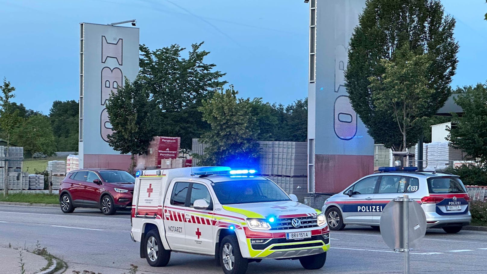 In Braunau am Inn ist es in der Nacht auf Mittwoch zu einem tragischen Verkehrsunfall gekommen. Ein Motorrad kollidierte aus unbekannter Ursache mit einem Pkw. Der Biker kam bei dem Unfall ums Leben.