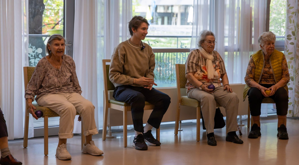 Im Freiwilligen Sozialjahr kannst du soziale Berufe kennenlernen und erste Arbeitserfahrungen sammeln. 