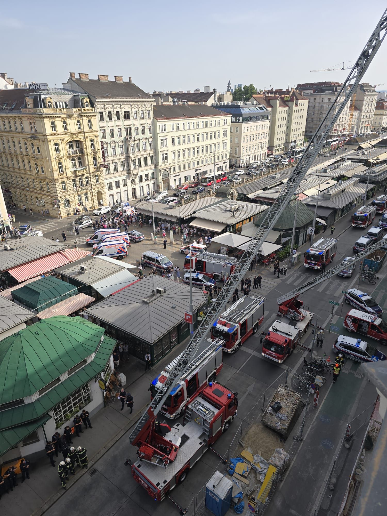 Die Feuerwehr kämpfte mit mehreren Löschleitungen gegen den Brand.