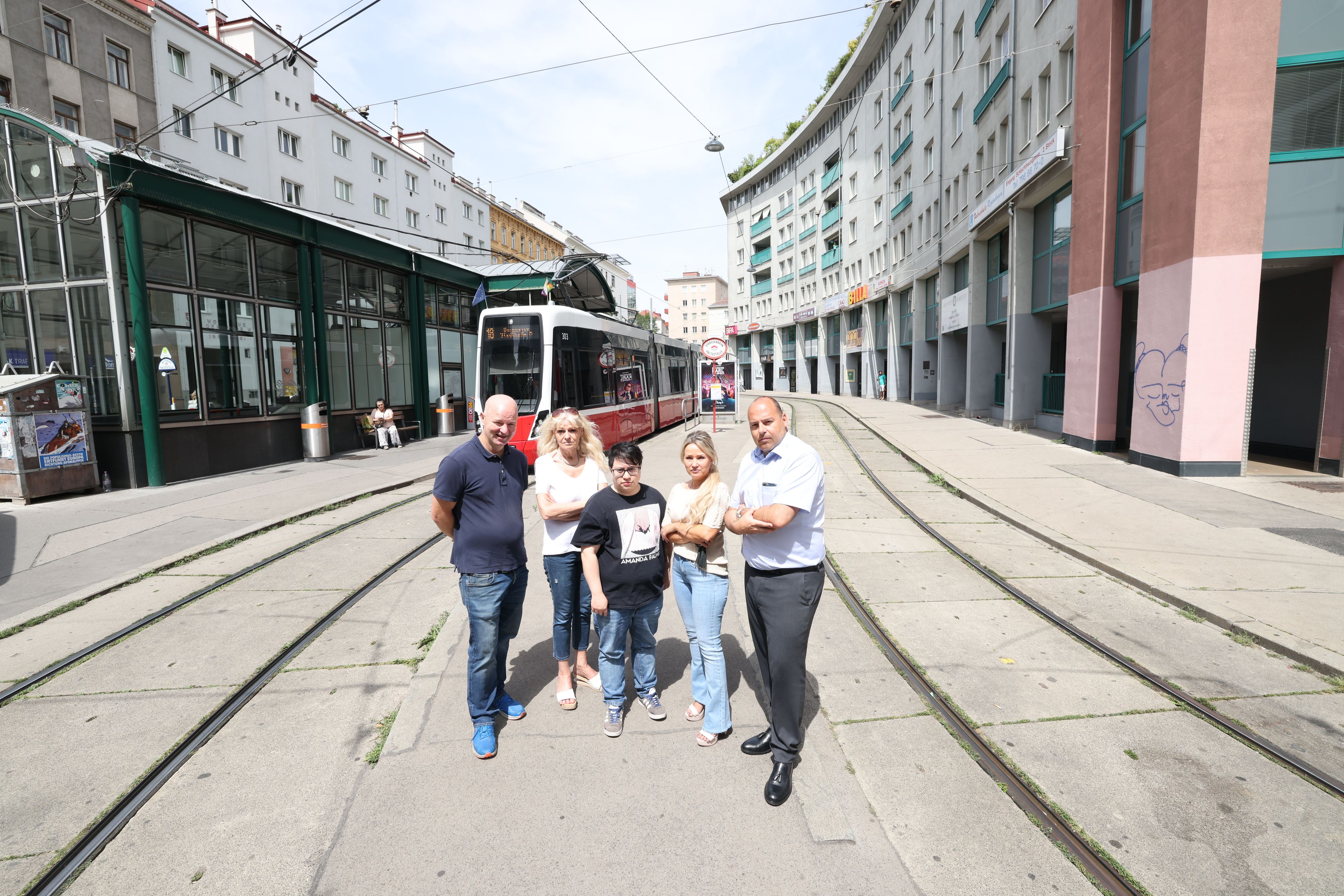 Würstelstandler Stjepan Pokupcic, Trafikantin Brigitte Kerec-Rubner, Spielwarenhändler David Jank, Nagelstudio-Besitzerin Sonja Schuldt und Frisörmeister Ronald Brochmann (v.l.) wehren sich gegen die geplante Bim-Verlängerung.