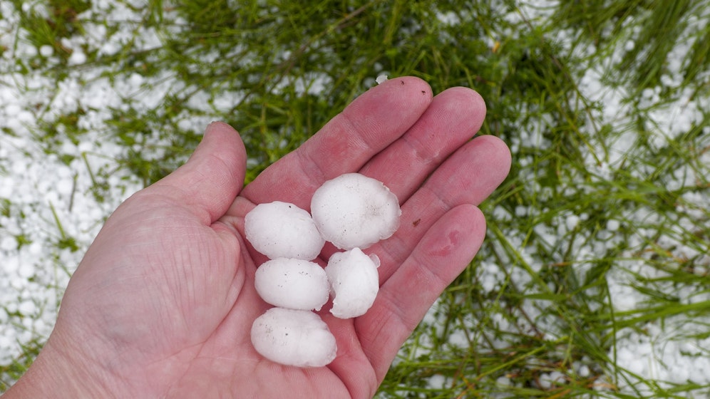 Schwere Unwetter mit großen Hagelkörnern werden im Osten Österreichs befürchtet. (Archivbild)