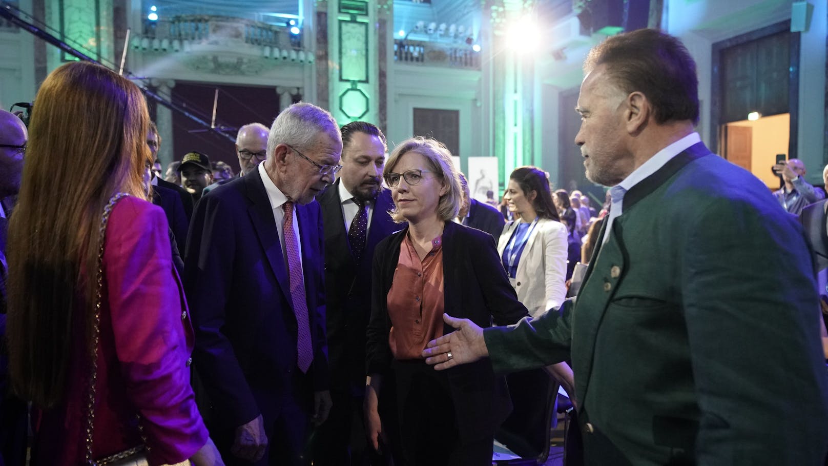 Gastgeber Arnold Schwarzenegger begrüßt Bundespräsident Alexander Van der Bellen und Klimaministerin Leonore Gewessler.
