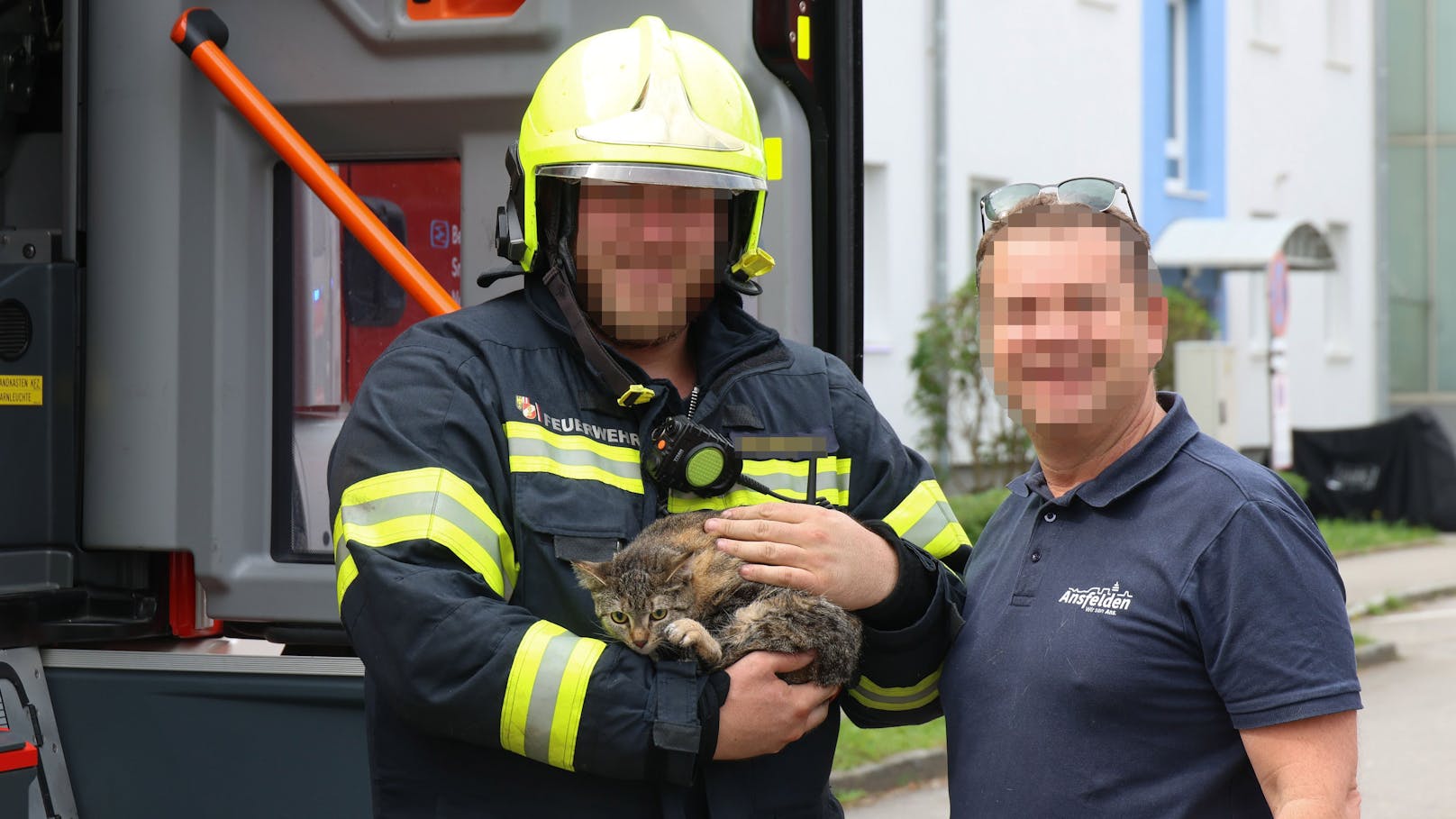 Feuerwehr bekämpft Brand, findet verängstigtes Katzerl