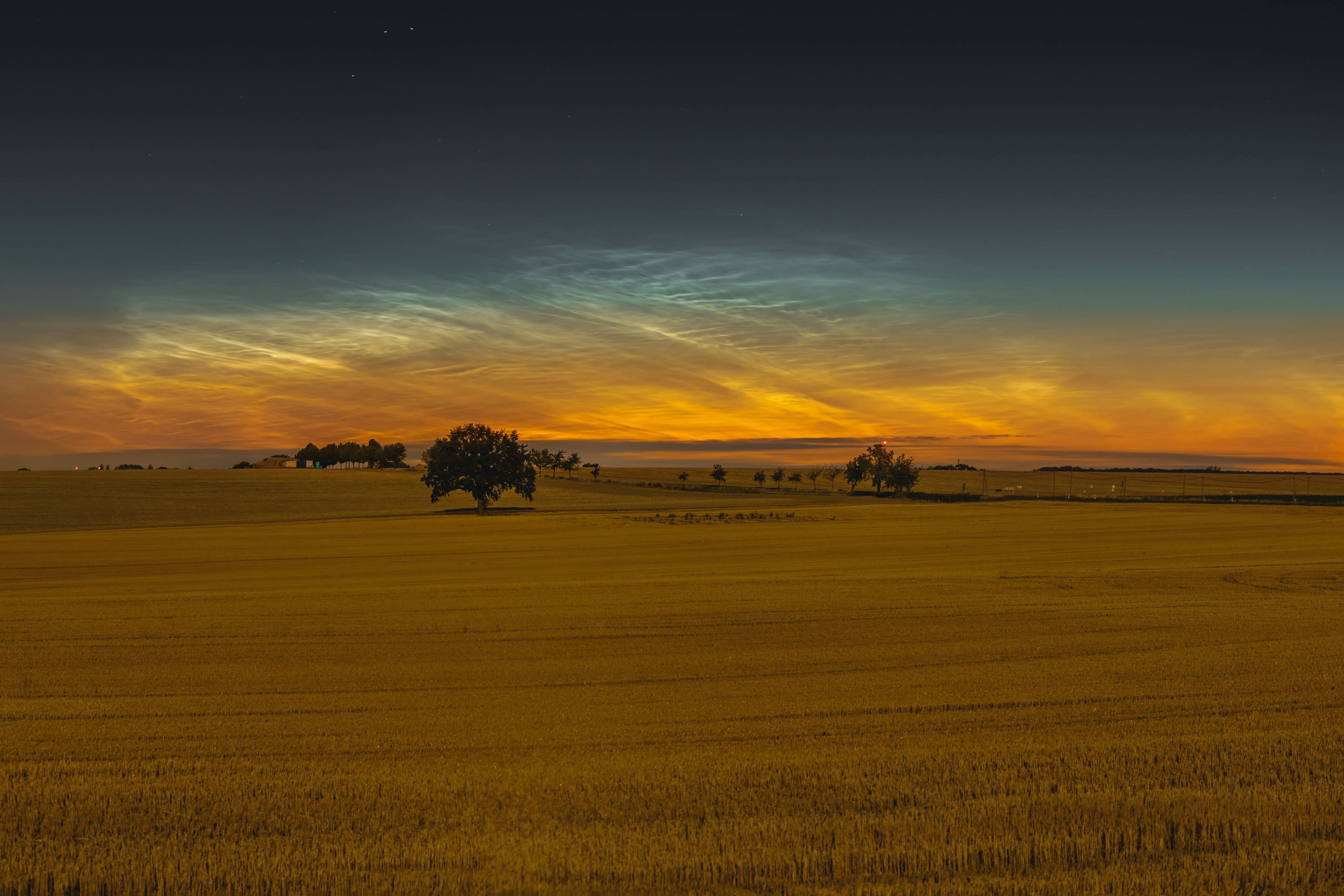 Die Wolken leuchten nicht von sich aus, sondern werden von der Sonne angestrahlt. Sehen kannst du das zarte Leuchten nur, wenn es zugleich dunkel genug ist.