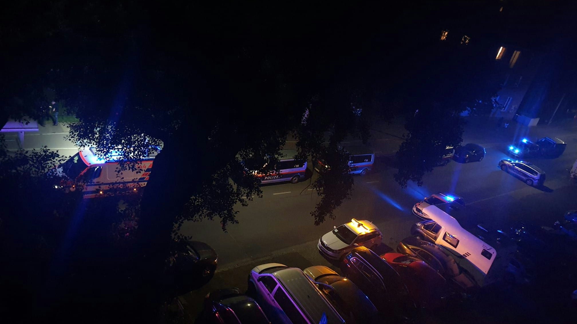 Mit Waffe am Balkon – Polizei erschießt Verschanzten