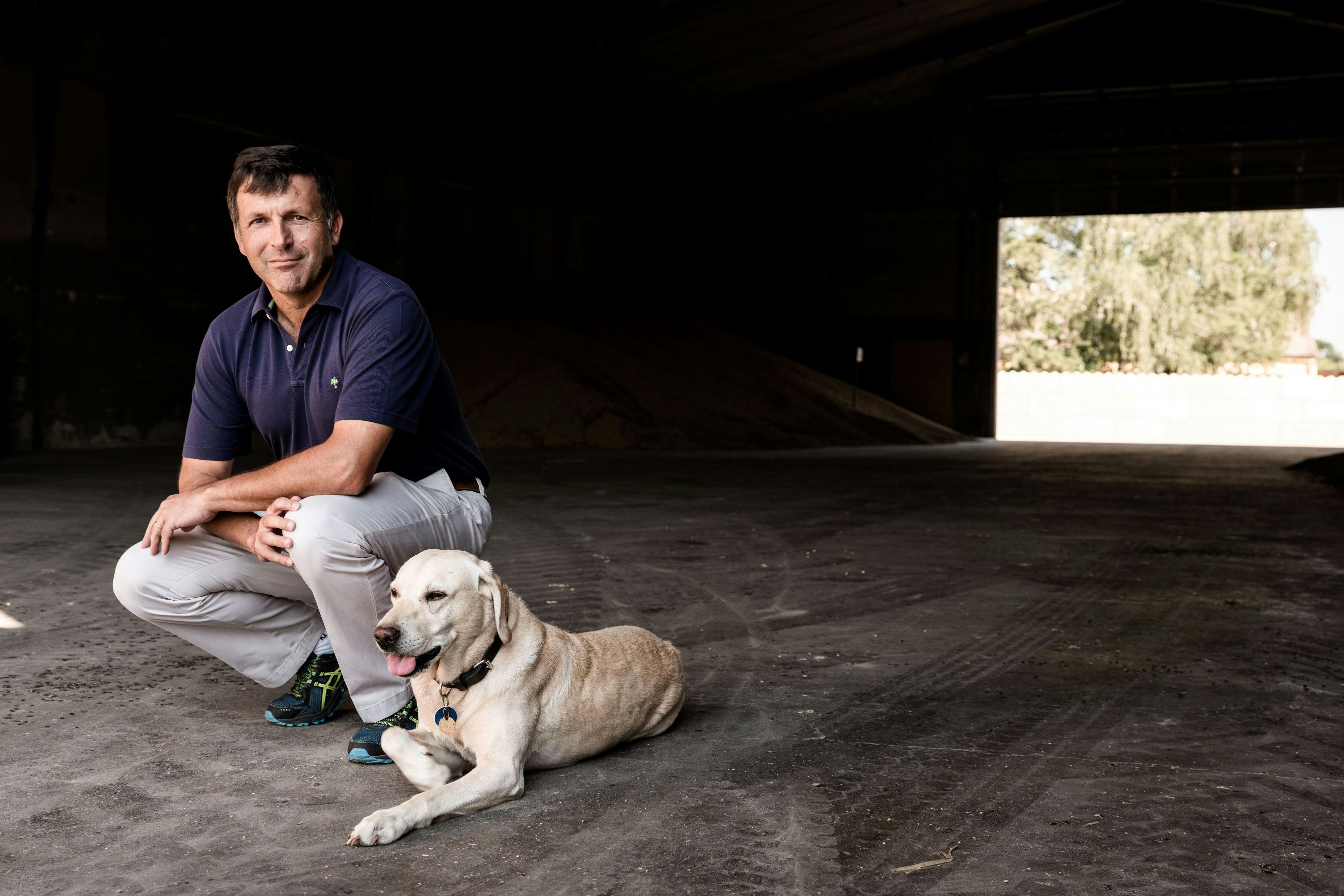 Maximilian Hardegg, hier mit Hund Quincy, ist Agrawissenschafter und betreibt ein Gut im Weinviertel