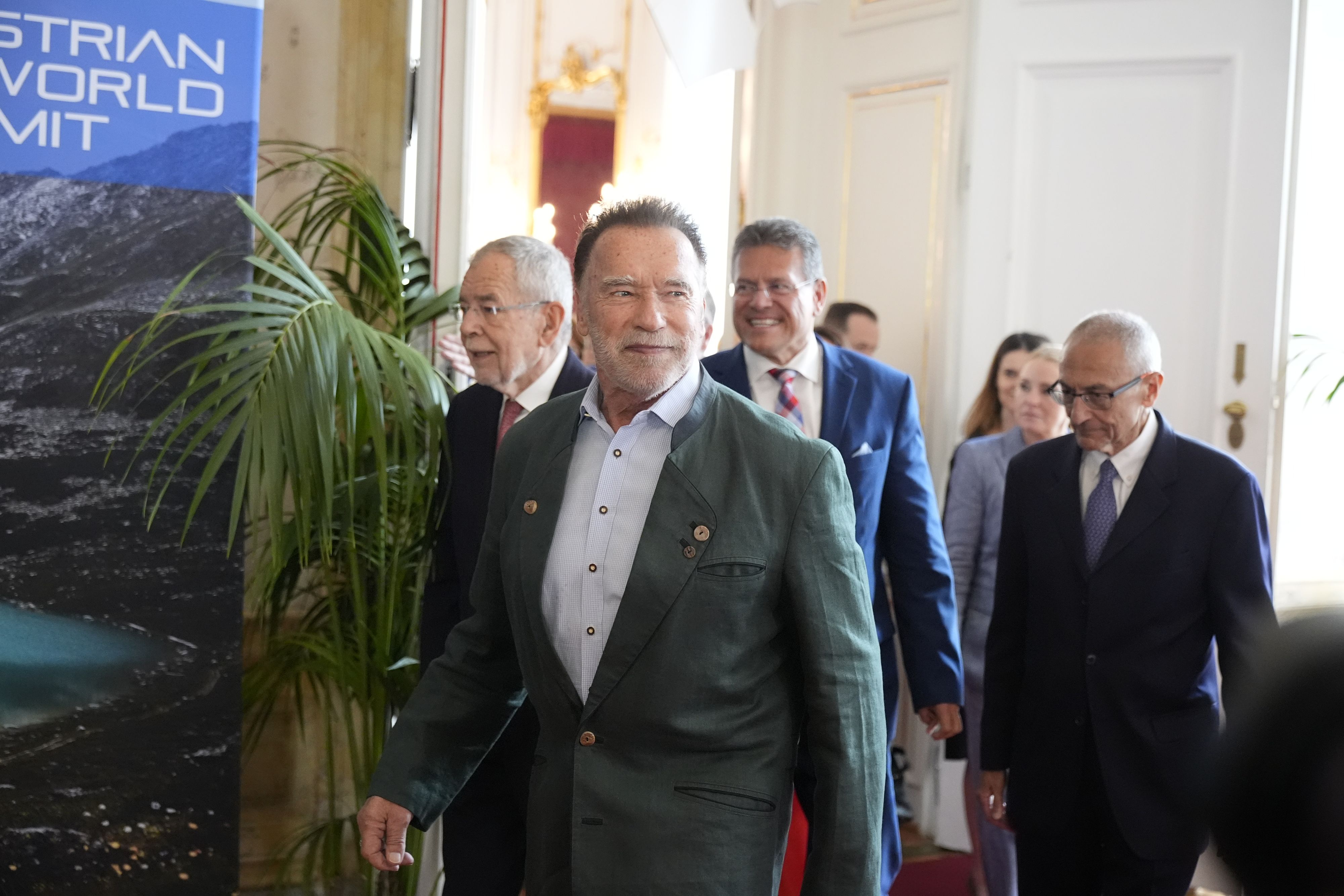 Im steirischen Trachtenjanker appellierte der Ex-Gouverneur mehrmals, wie wichtig es sei, nicht nur zu reden, sondern Taten sprechen zu lassen.