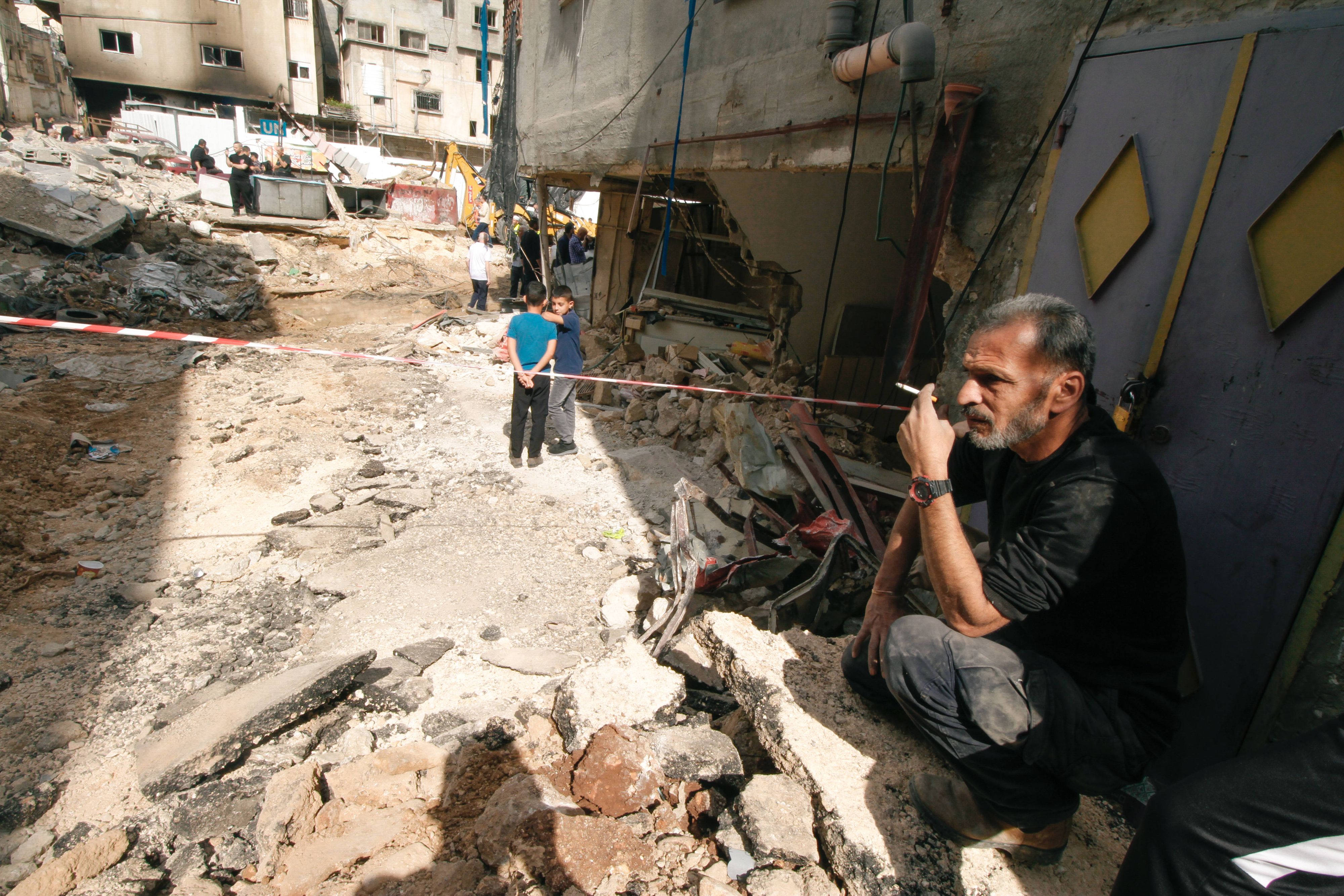 Brennbares Gold: Ein Mann raucht in den Trümmern eines Ortes im Westjordanland eine Zigarette.