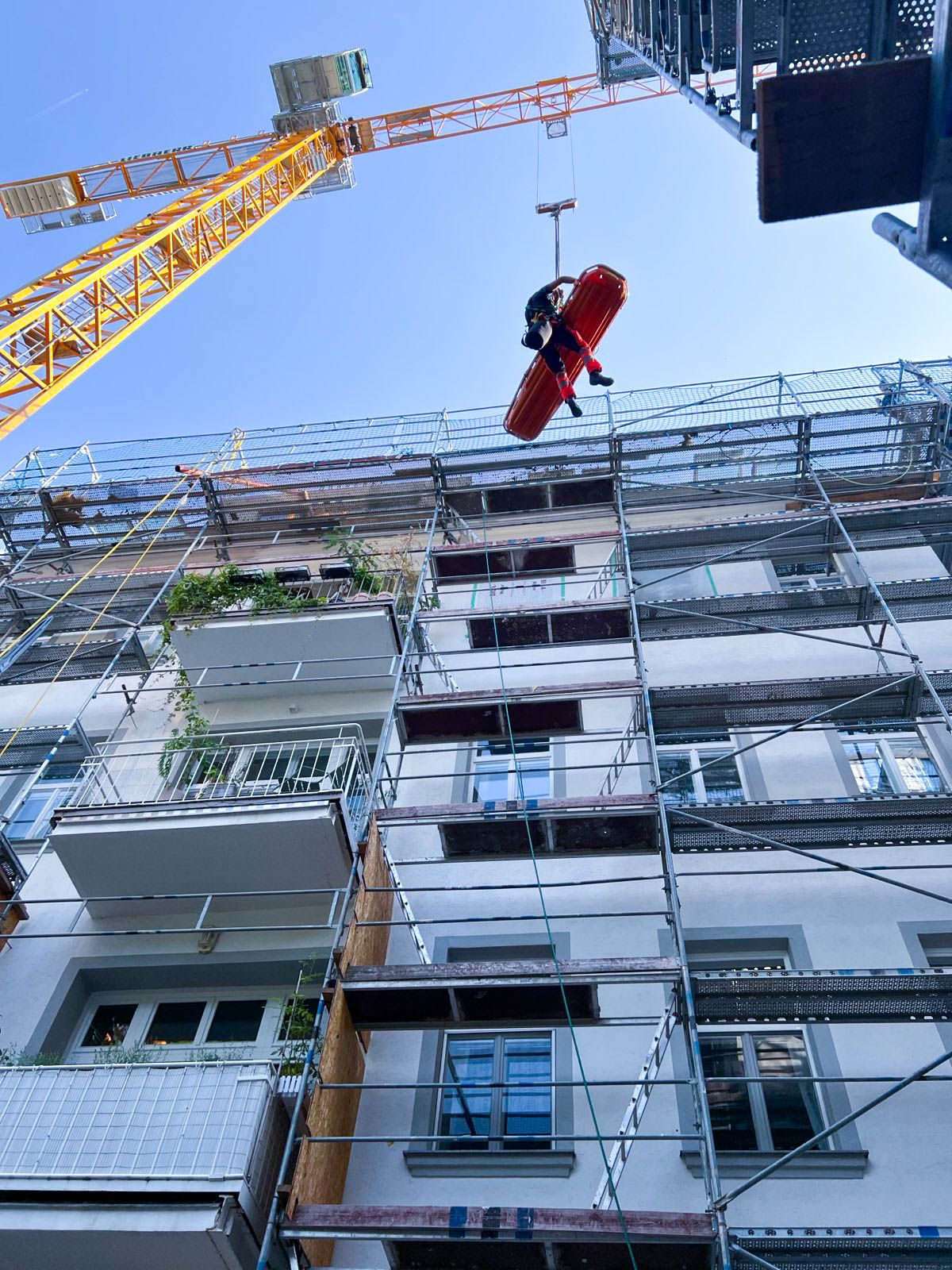 Die Einsatzkräfte brachten den Mann per Baustellenkran zu Boden.