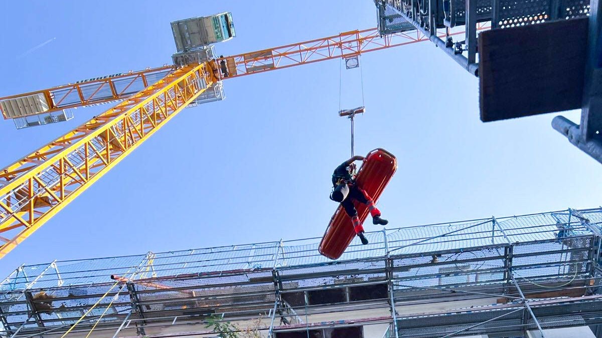 Die Einsatzkräfte brachten den Mann per Baustellenkran zu Boden.