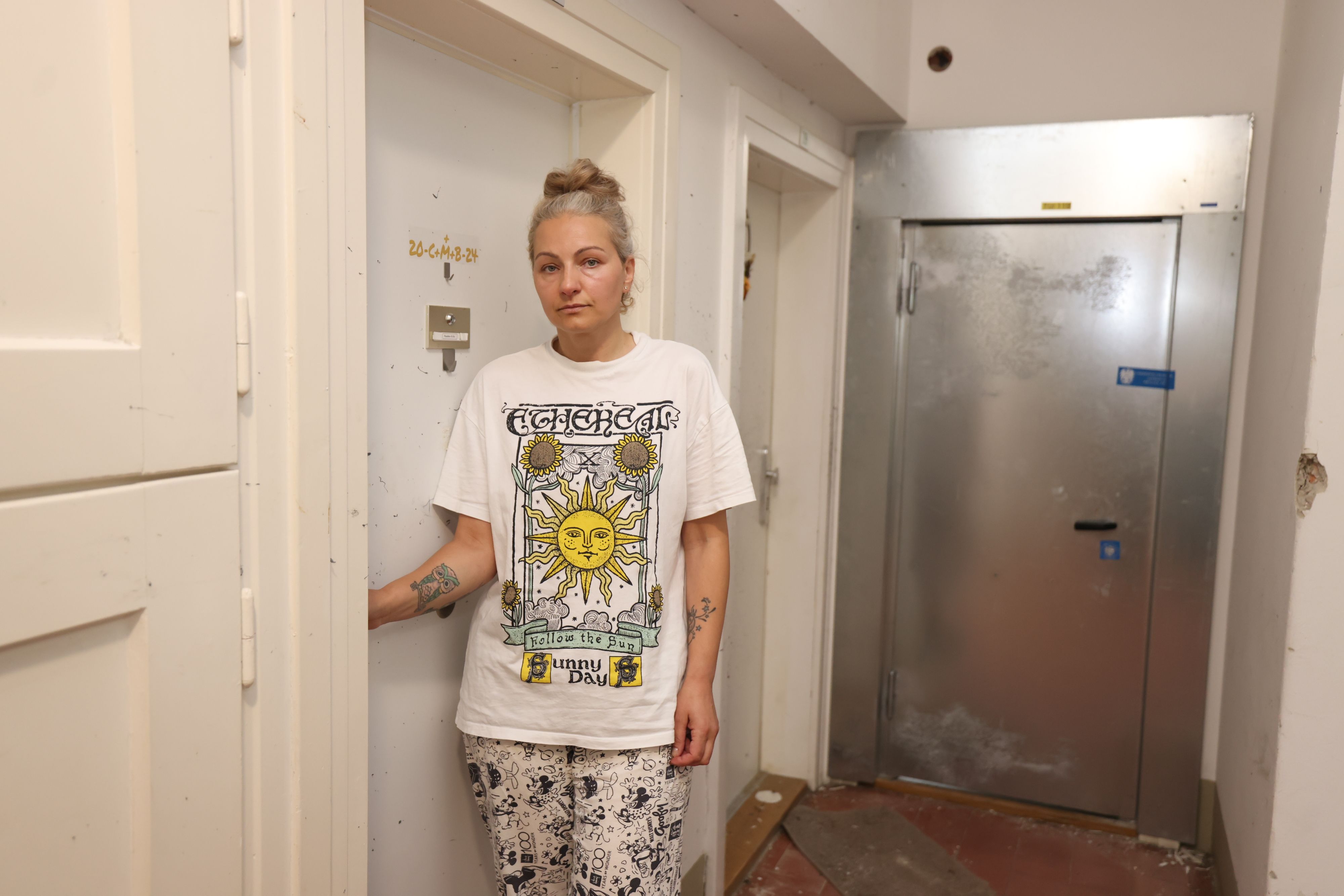 Yordanka (46) ist nach dem tragischen Vorfall völlig geschockt. Sie wohnt direkt neben der Wohnung, in der ihr Nachbar erschossen wurde.