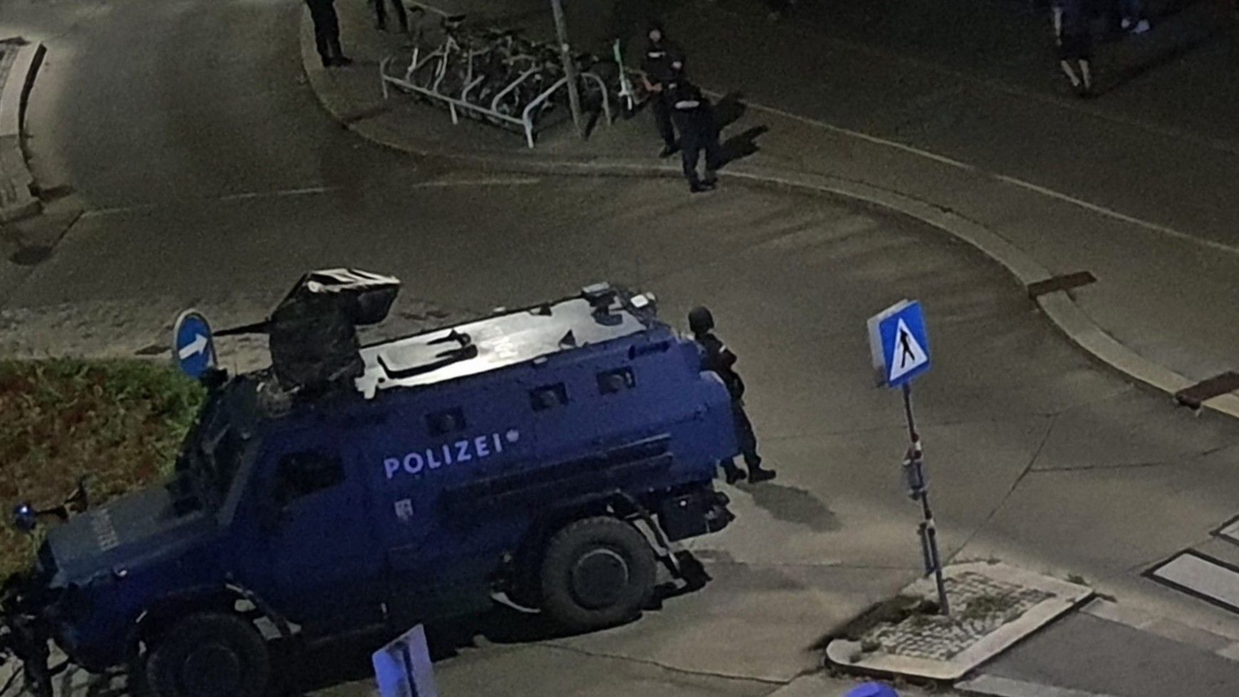 Im Bereich des Wiener Kapaunplatzes (20.) kam es Mittwochnacht zu einem Großeinsatz der Polizei. Ein Messer-Mann hatte sich in einer Wohnung verschanzt und mit einem Gewehr bewaffnet.