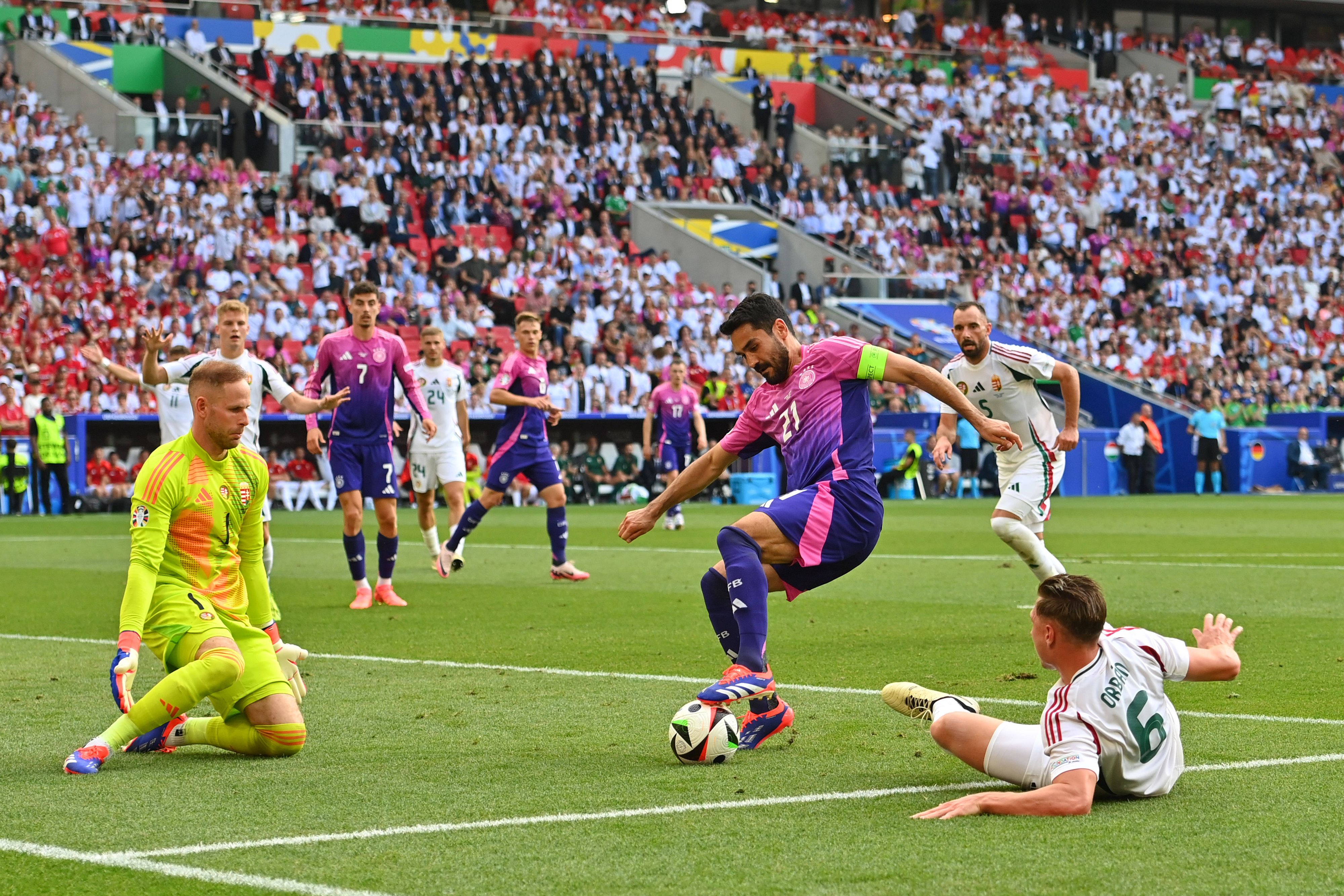 Vor dem 1:0 durch Jamal Musiala setzte sich Ilkay Gündogan gegen Ungarn-Verteidiger Willi Orban durch.