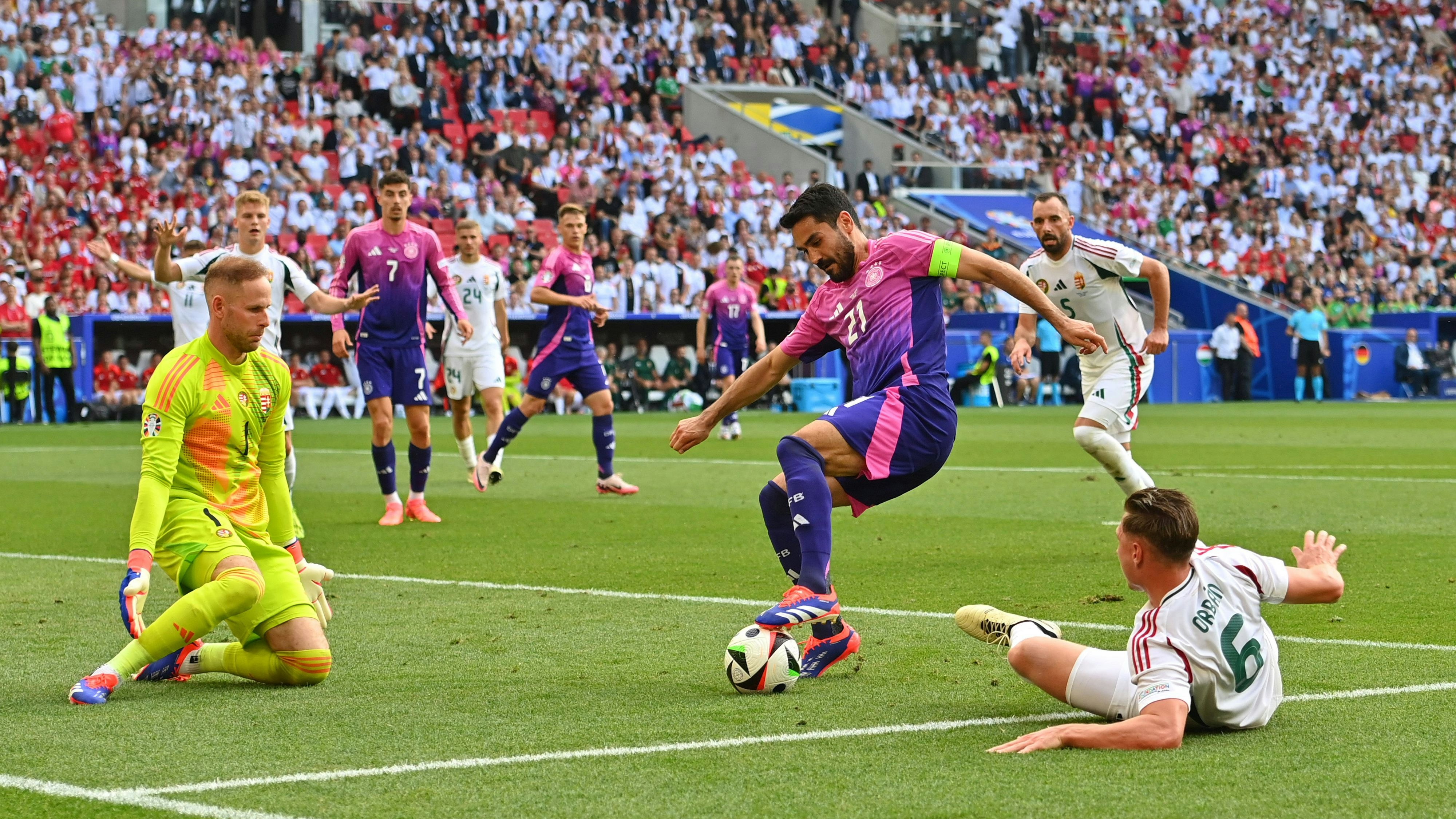 Vor dem 1:0 durch Jamal Musiala setzte sich Ilkay Gündogan gegen Ungarn-Verteidiger Willi Orban durch.