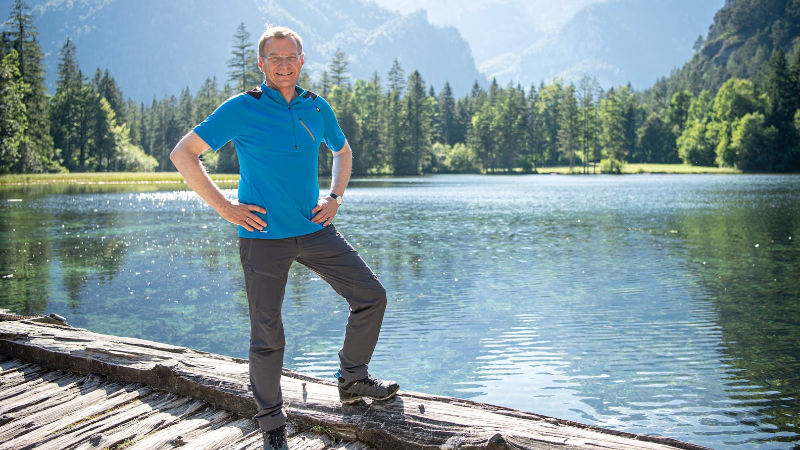 LH Thomas Stelzer muss meistens Anzug tragen. Sein Hitze-Tipp: "Stilles, kühles Wasser und kühlen Kopf bewahren".