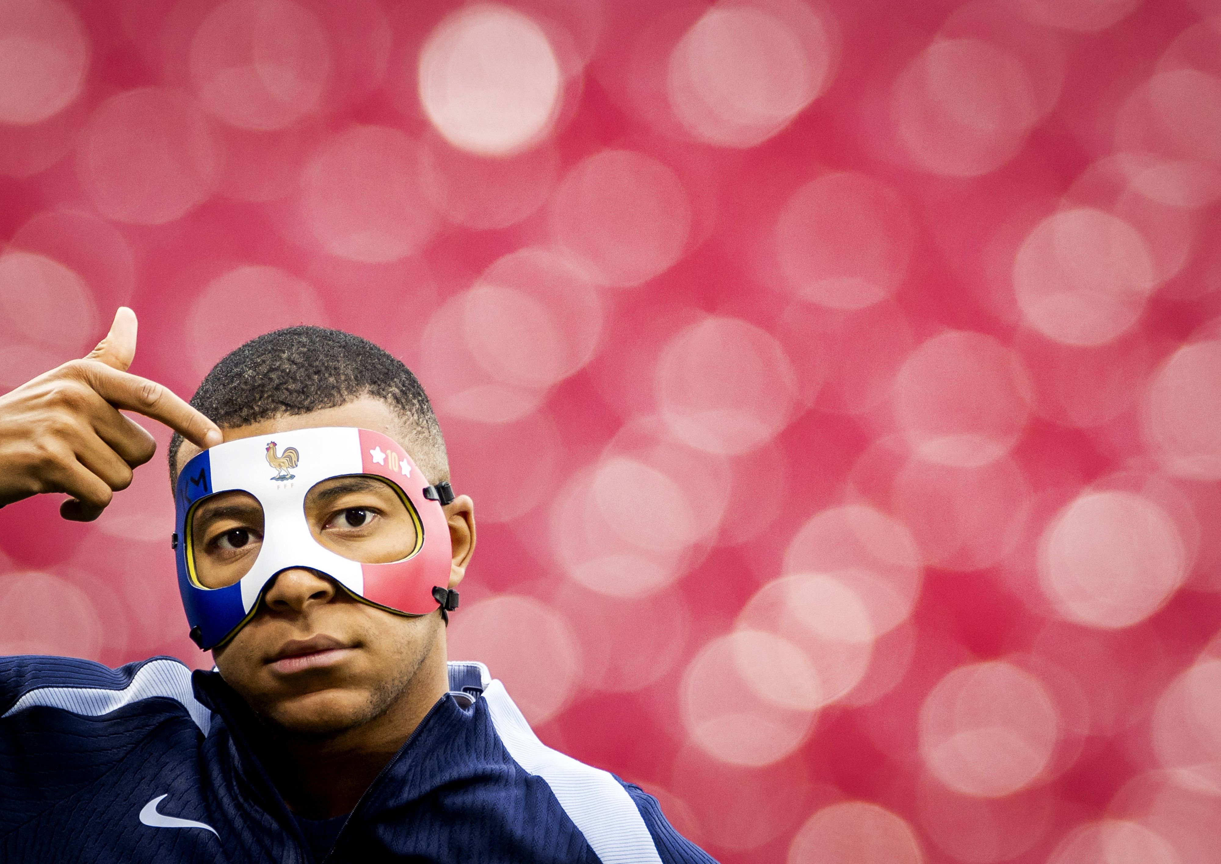 Kylian Mbappe mit Maske.