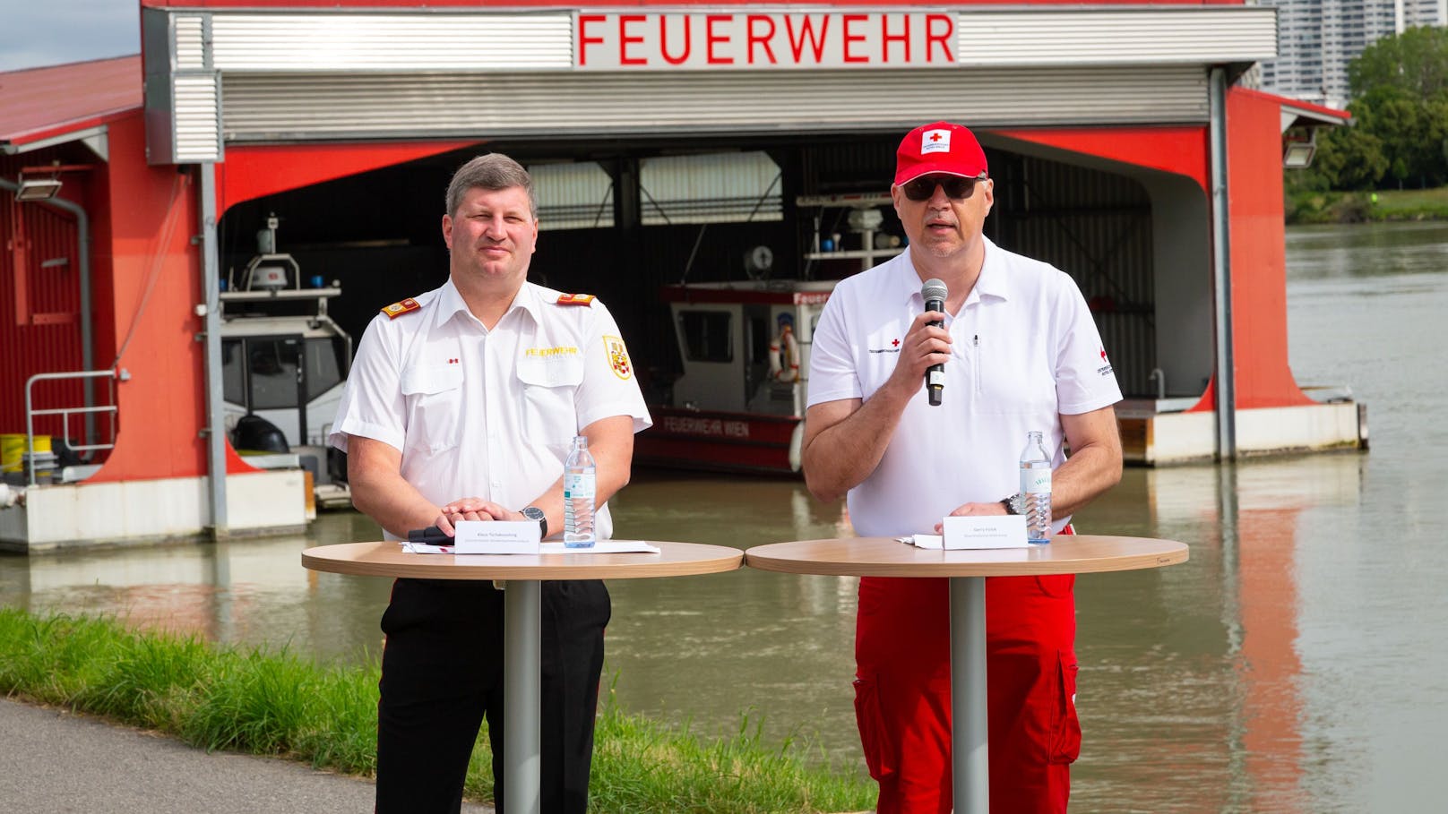 Klaus Tschabuschnig vom Österreichischen Bundesfeuerwehrverband (ÖBFV) und Gerry Foitik, Bundesrettungskommandant des Österreichischen Roten Kreuzes (v.l.).
