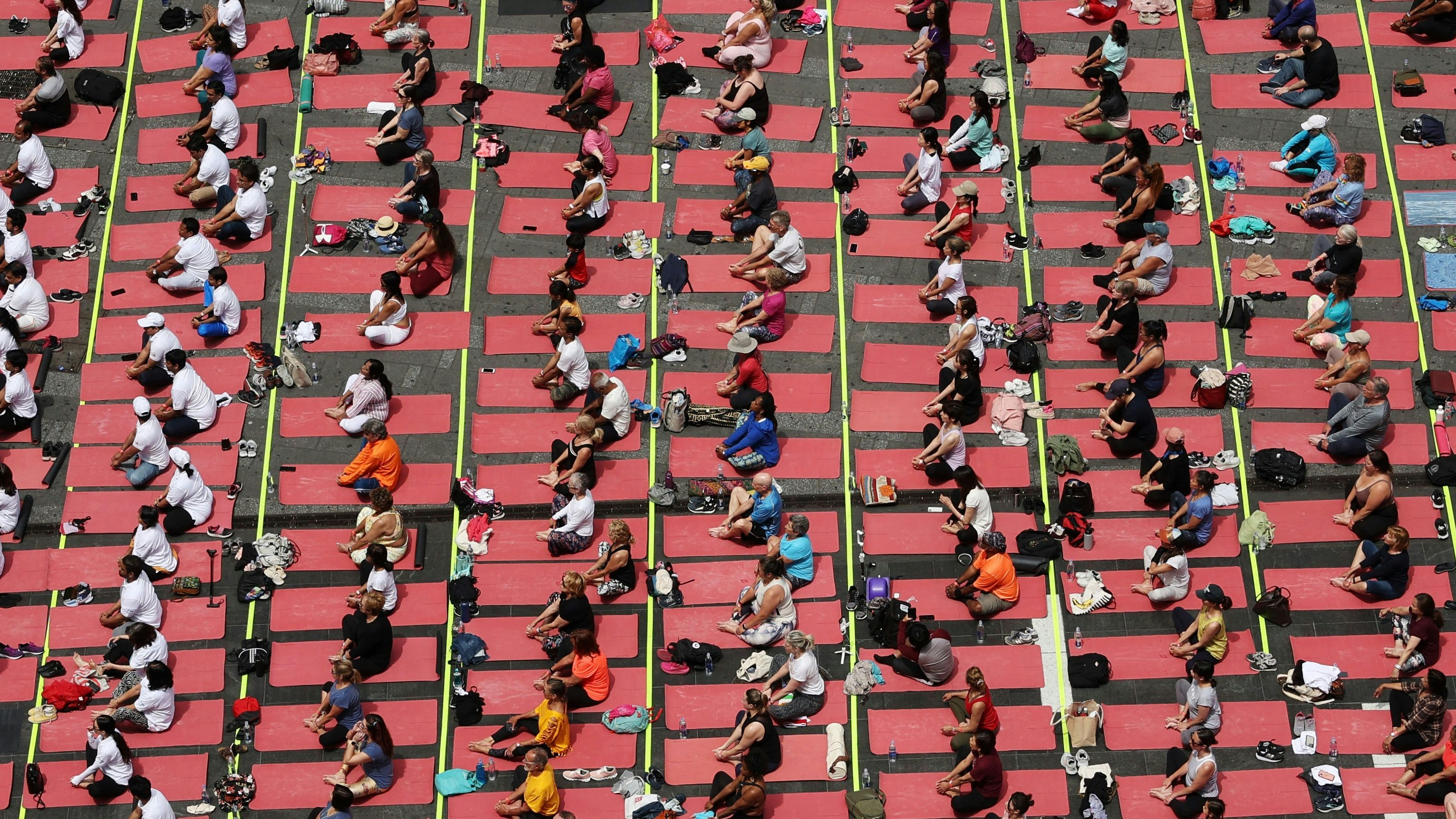 "Solstice in Times Square: Mind over Madness Yoga" betitelt sich die Veranstaltung, die seit bereits 22 Jahren den belebtesten Platz von New York für eine Tag zum größten Yoga-Studio der Welt werden lässt