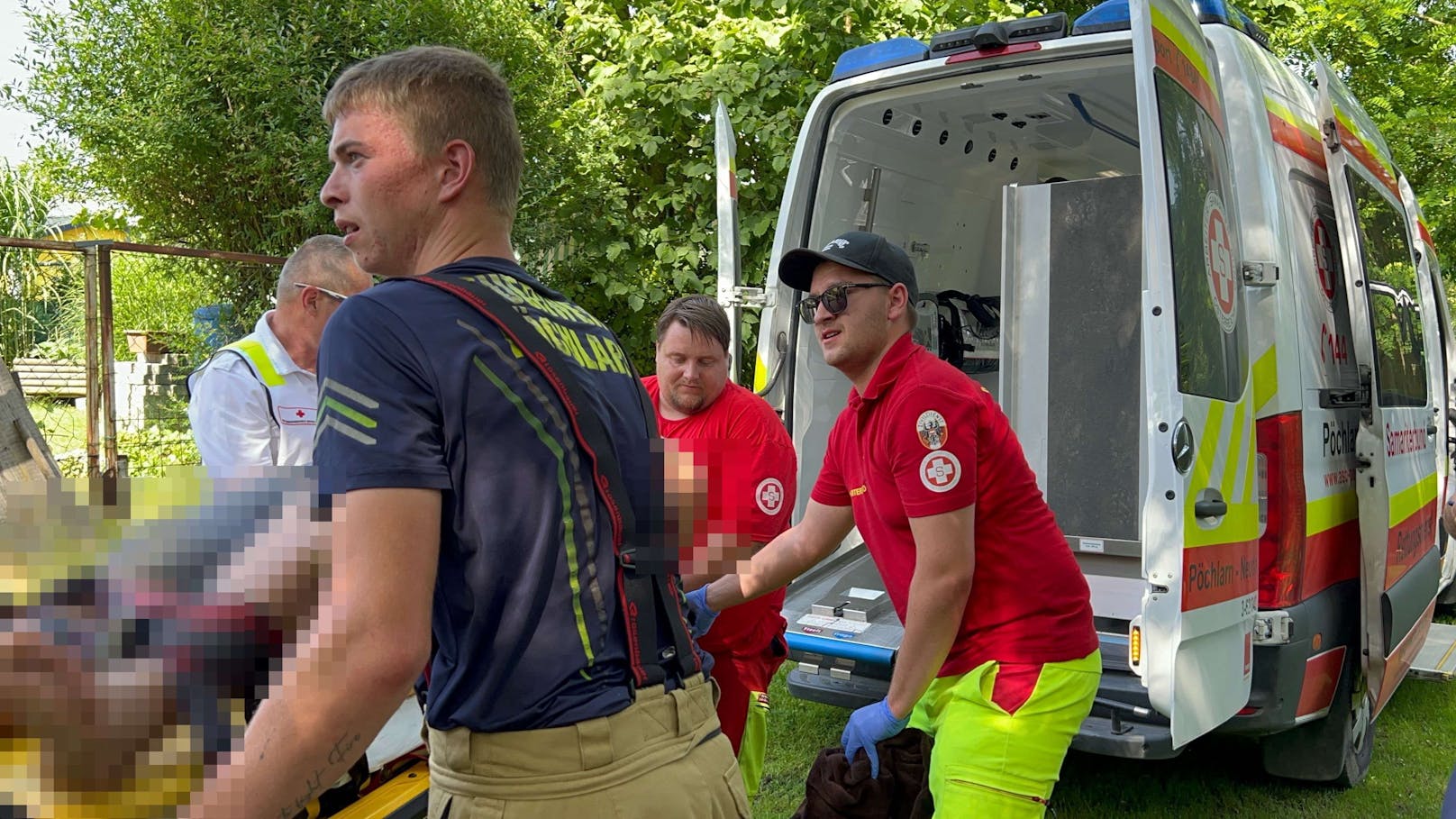 Die verletzte Person wurde mit der Rettung abtransportiert.