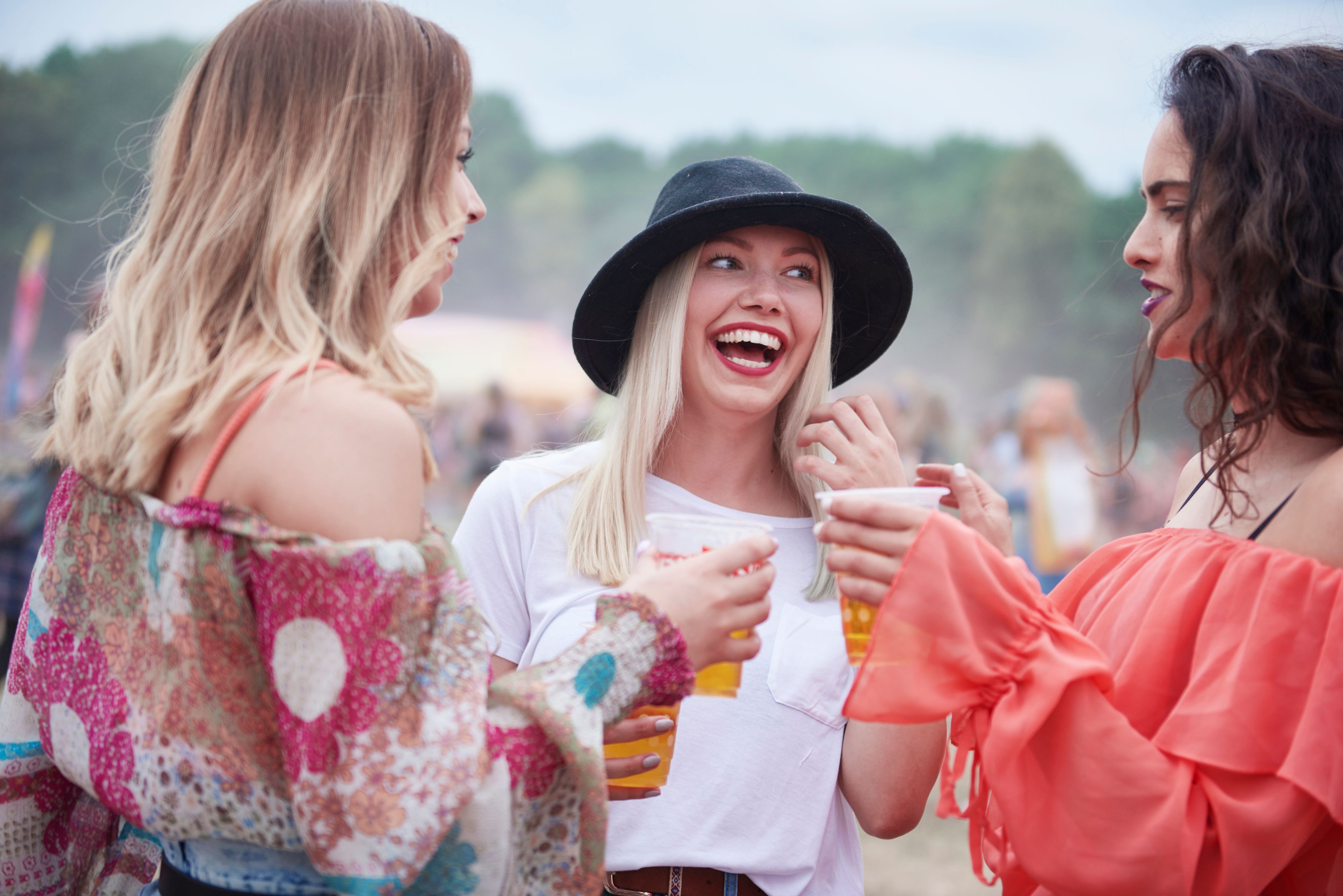 In den Sommermonaten sollten Festivalbesucher vermehrt zu Wasser greifen. (Symbolbild)